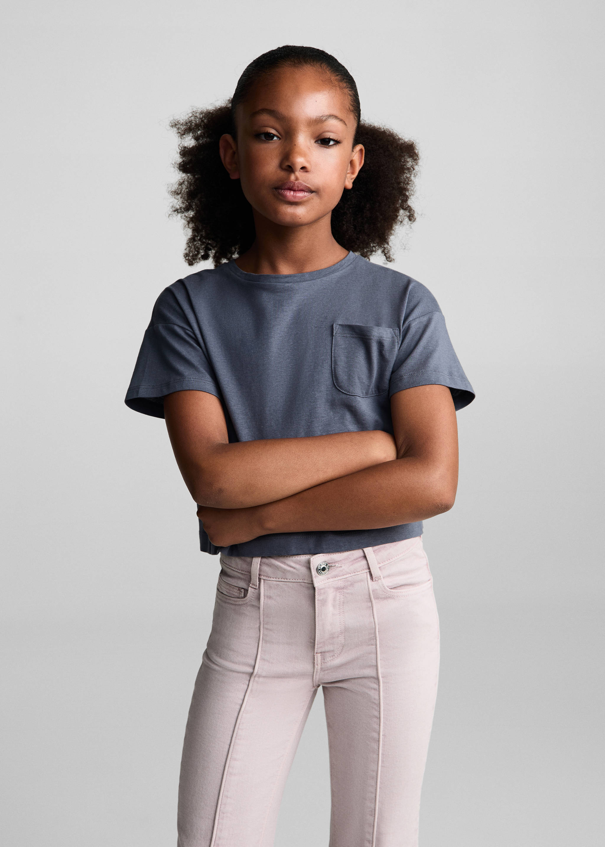 Jean flare à coutures décoratives - Plan moyen