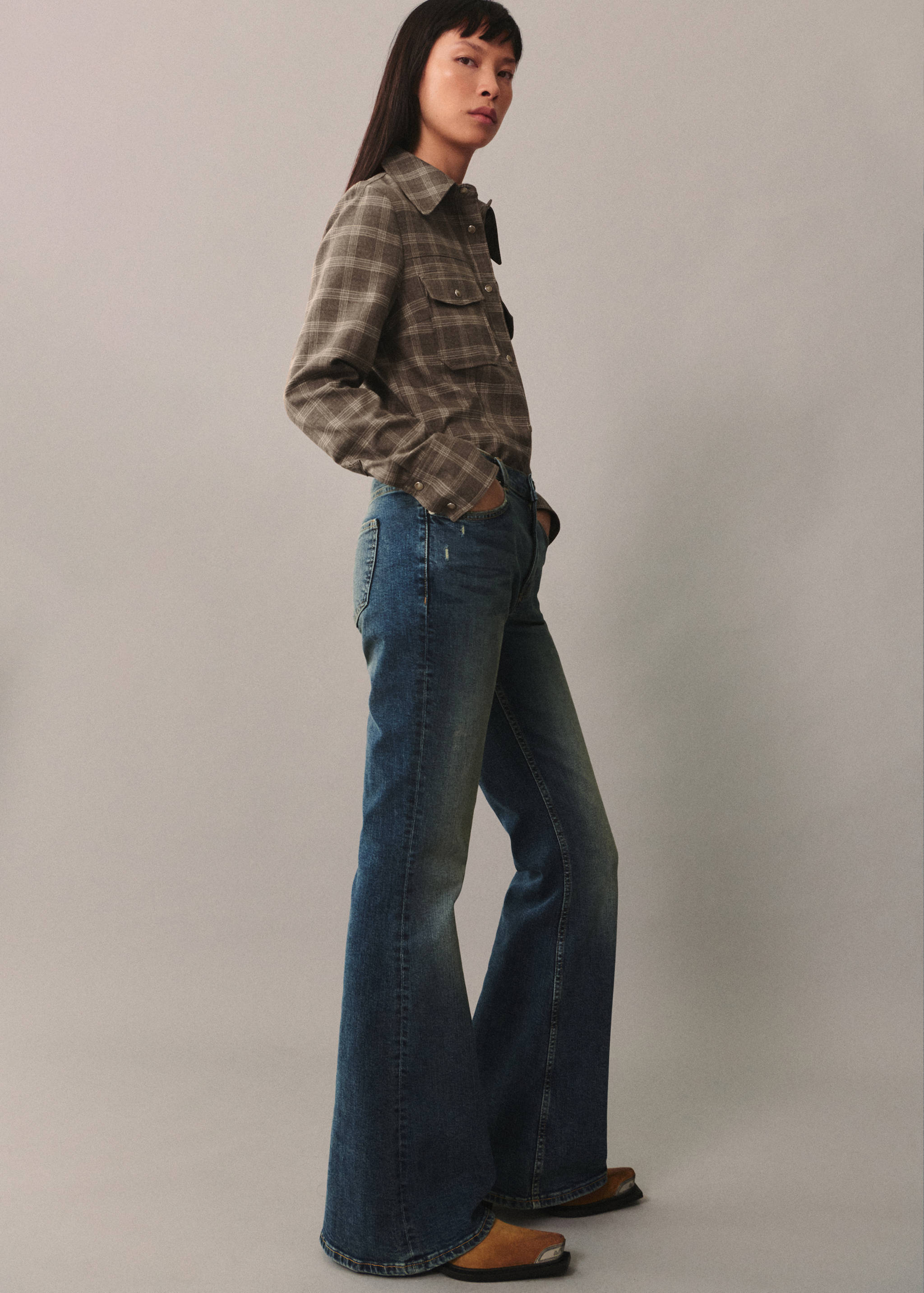 High-waist flared jeans - Details of the article 2