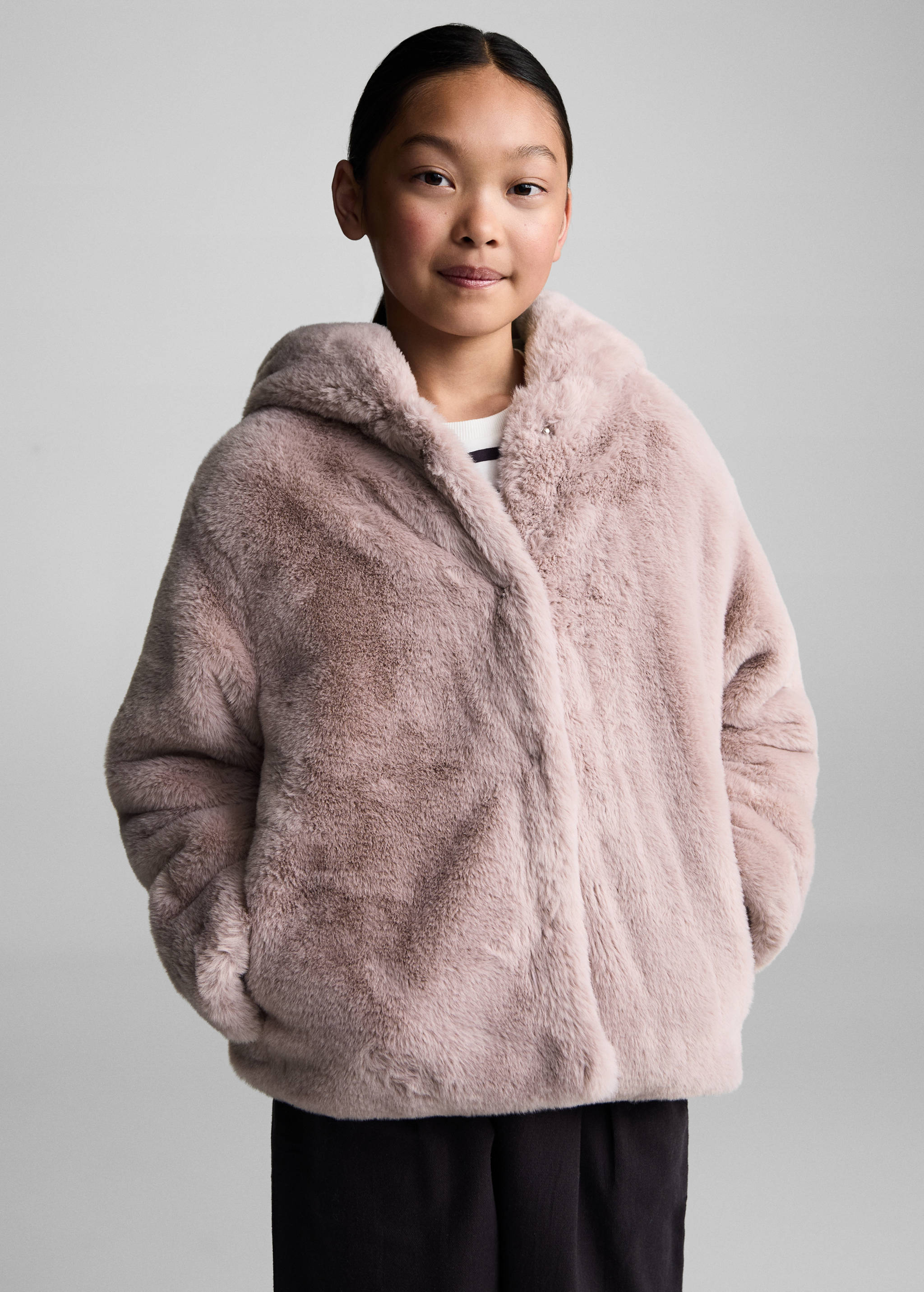 Abrigo capucha pelo - Plano medio