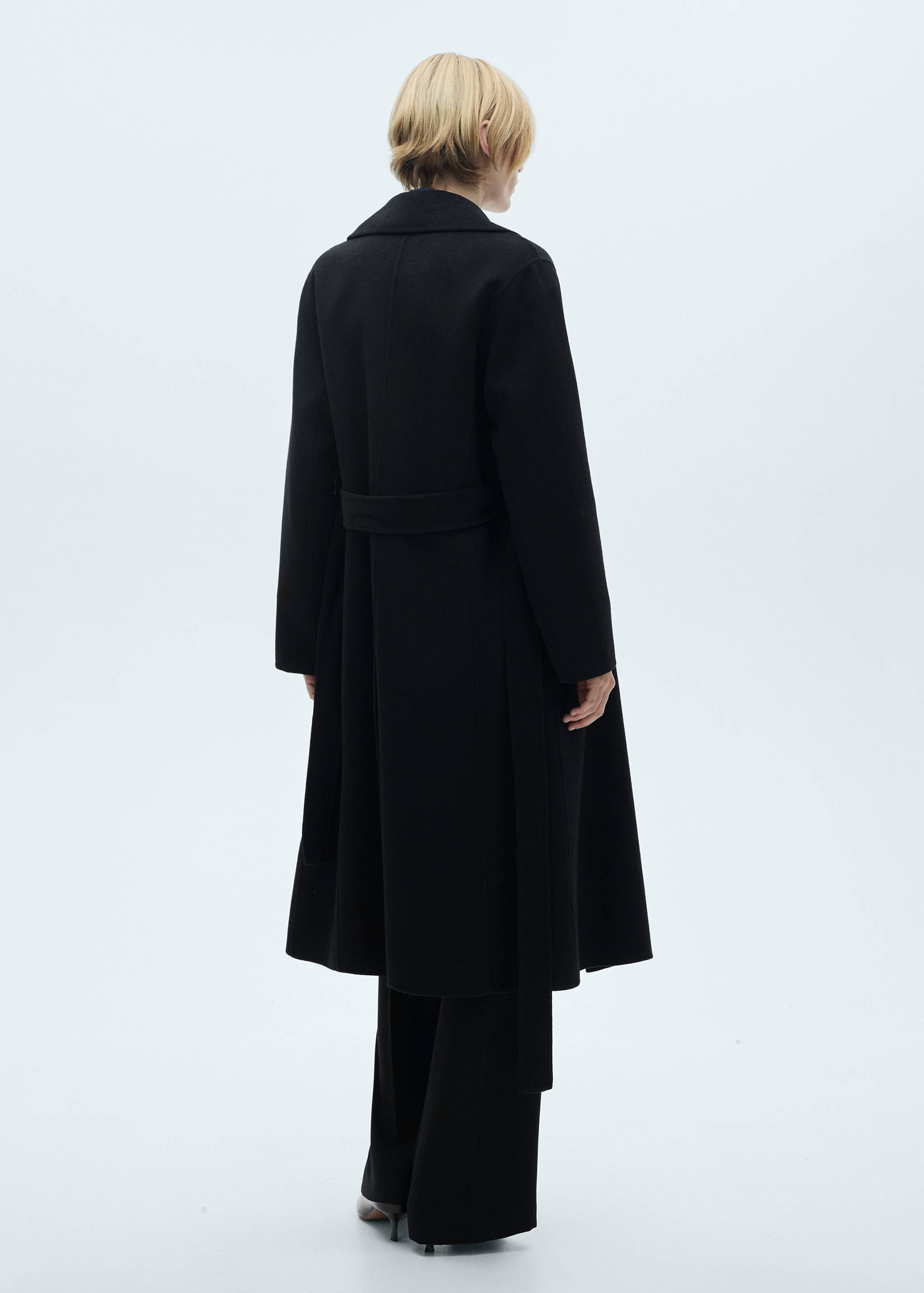 Handmade wool coat with belt - Reverse of the article