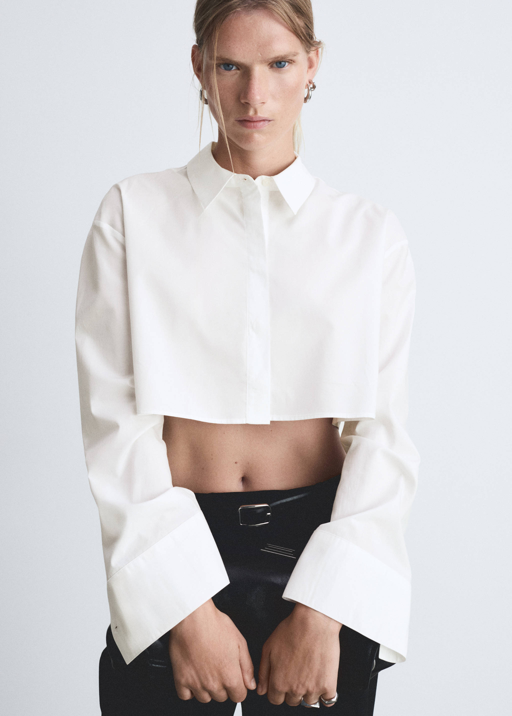 Укороченная рубашка из хлопка - Средний план