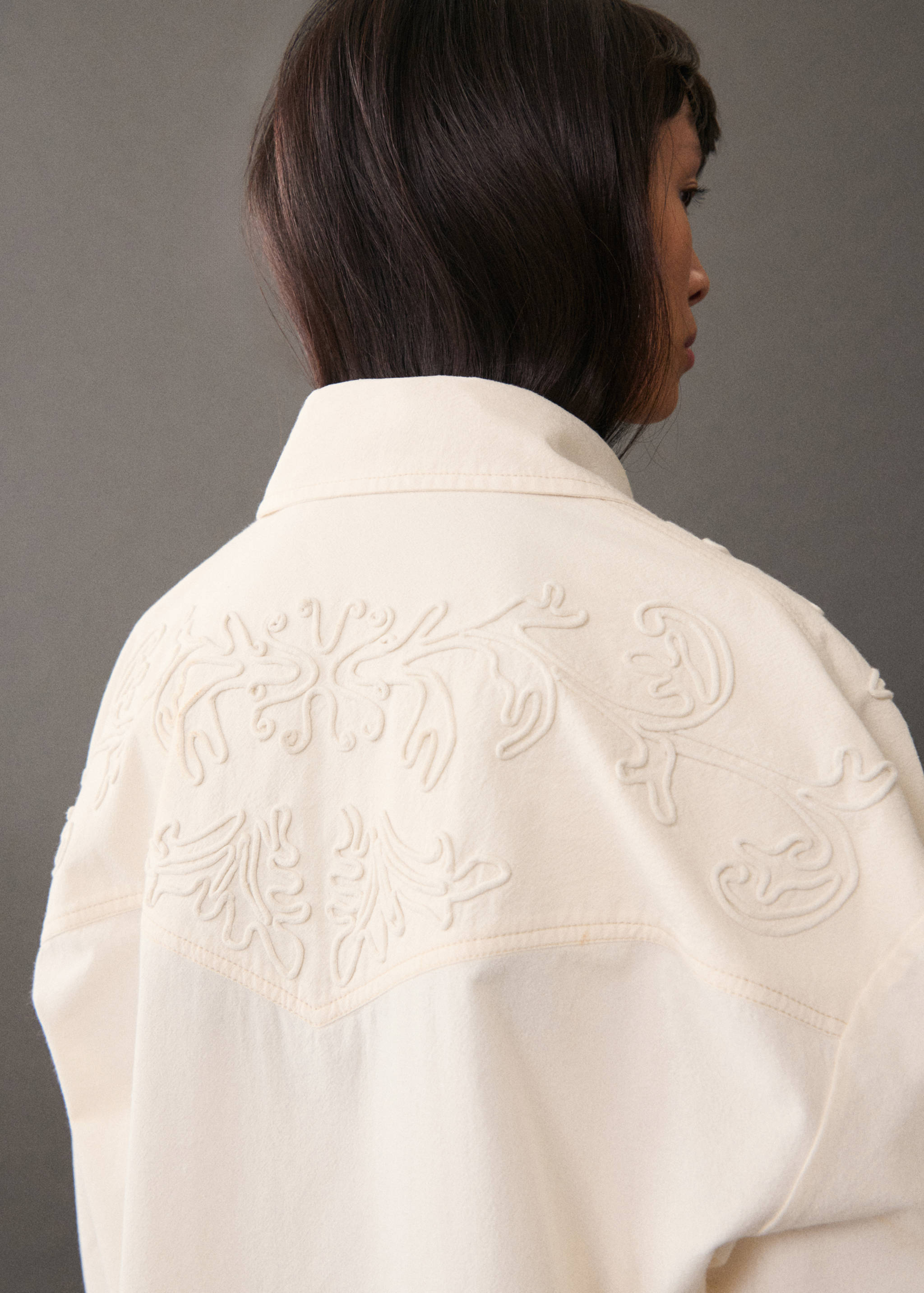 Shirt with decorative stitching - Details of the article 6