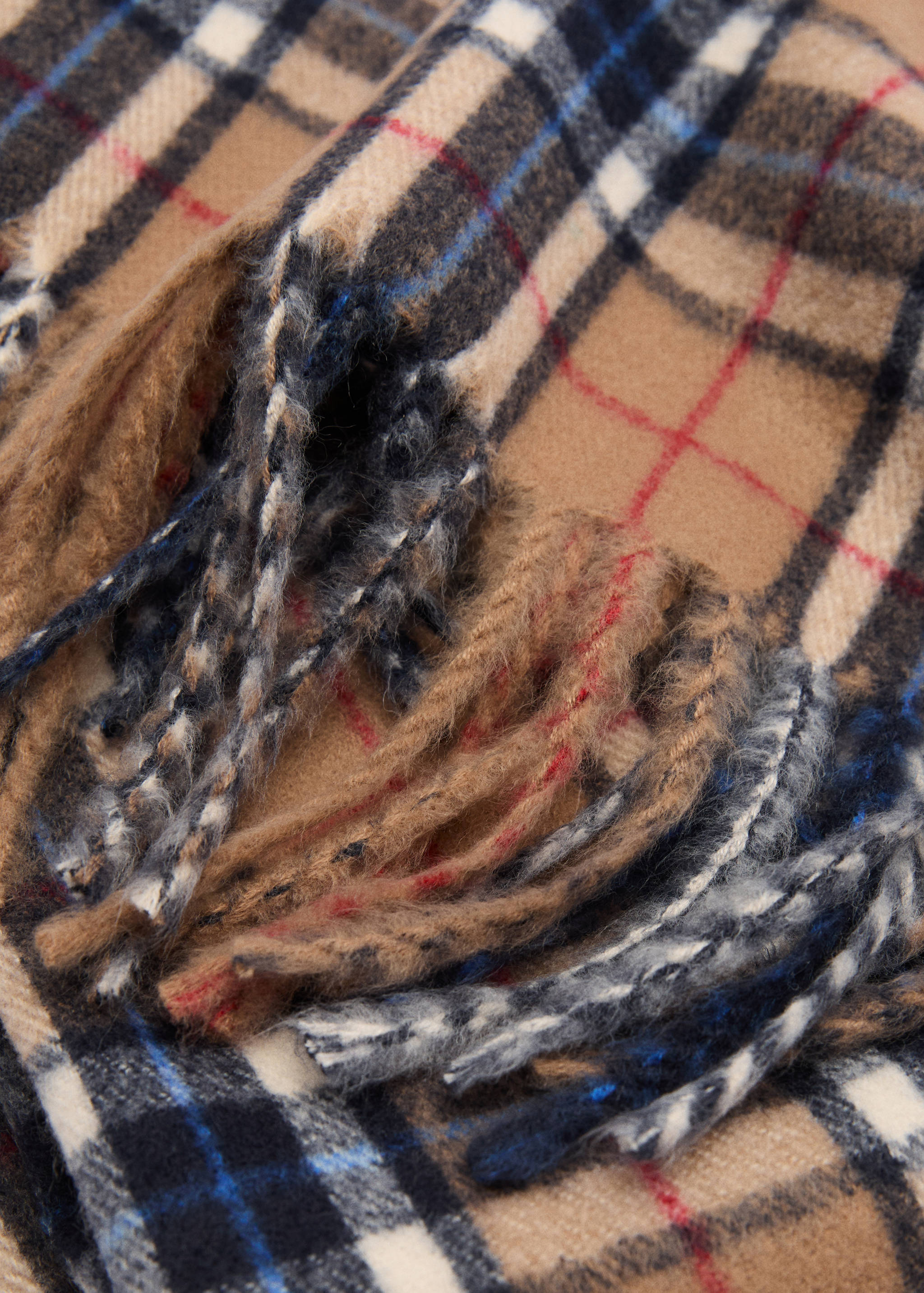 Check scarf with fringed ends - Plan moyen