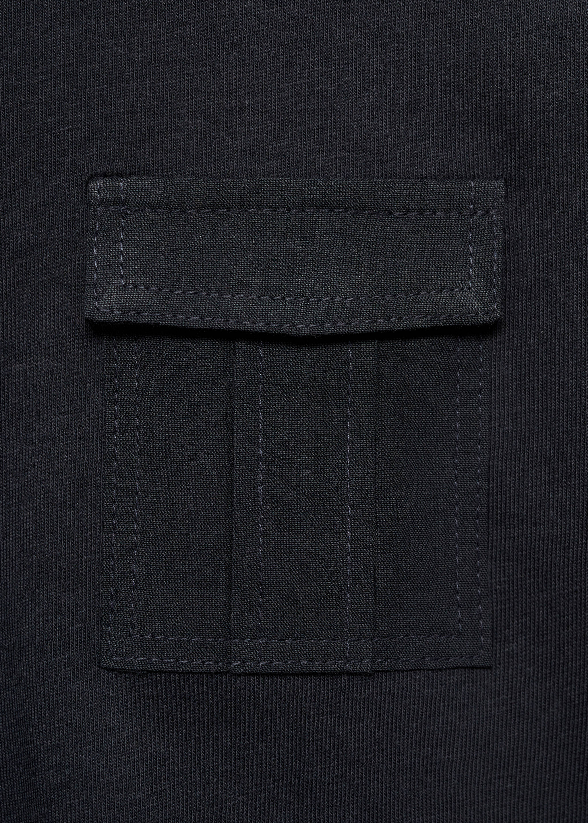 Long-sleeved t-shirt with pockets - Details of the article 8