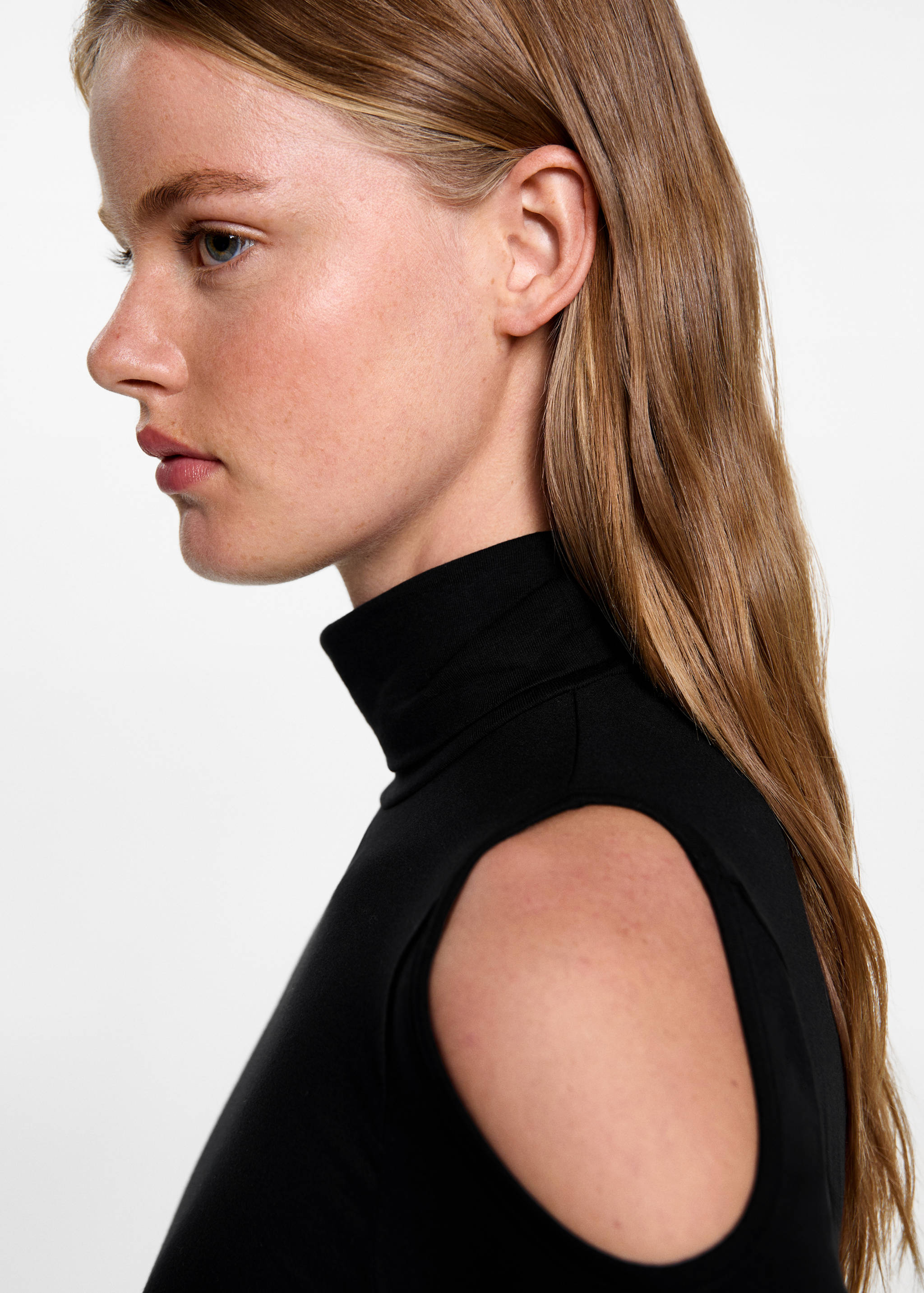 Camiseta cuello alto aberturas - Detalle del artículo 1