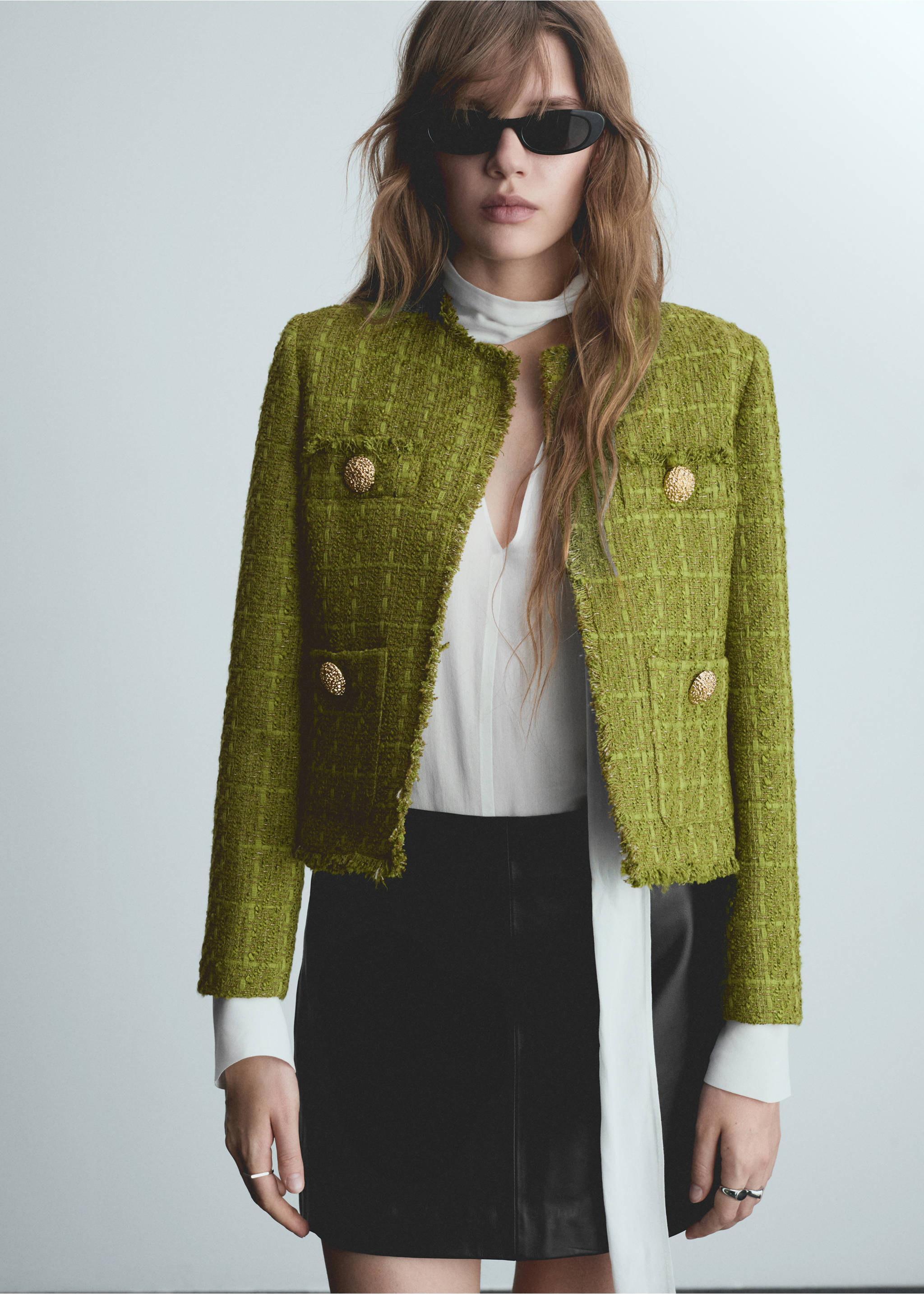 Chaqueta tweed botones joya - Plano medio, Oliva. Ref: 77006764-00.