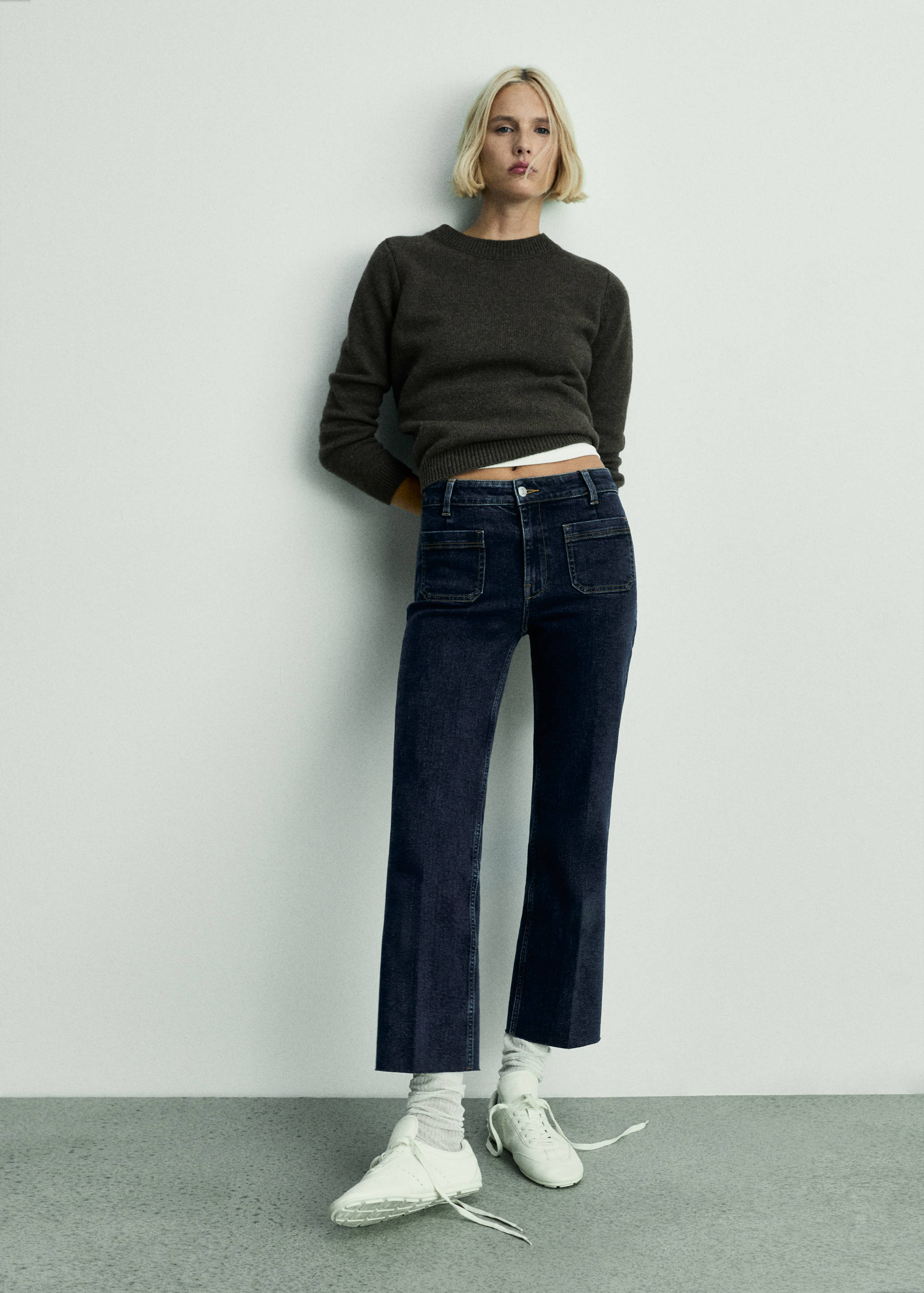 Flared cropped jeans with pockets - Details of the article 7
