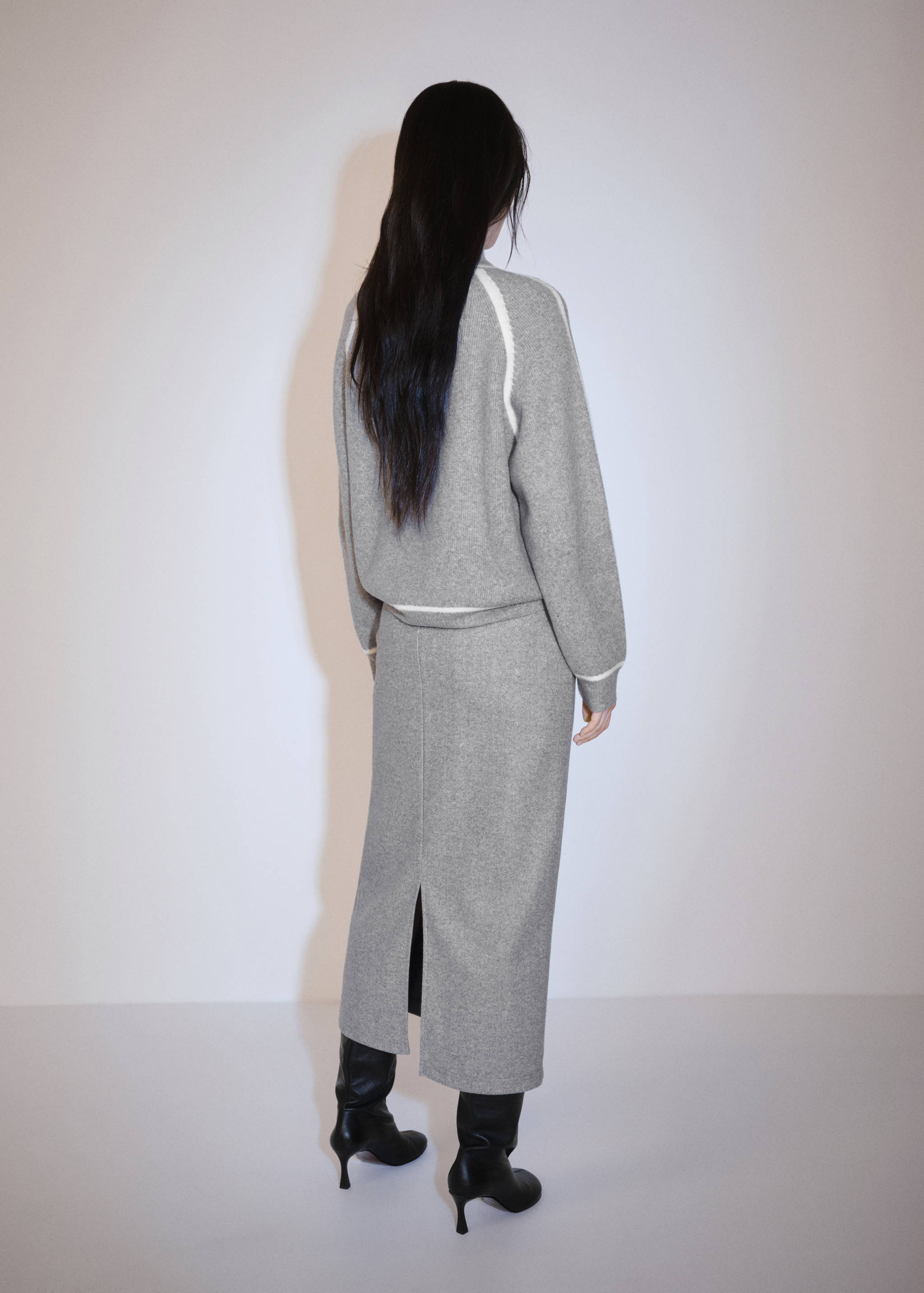 Свитер с высоким воротником и контрастными деталями - Обратная сторона изделия