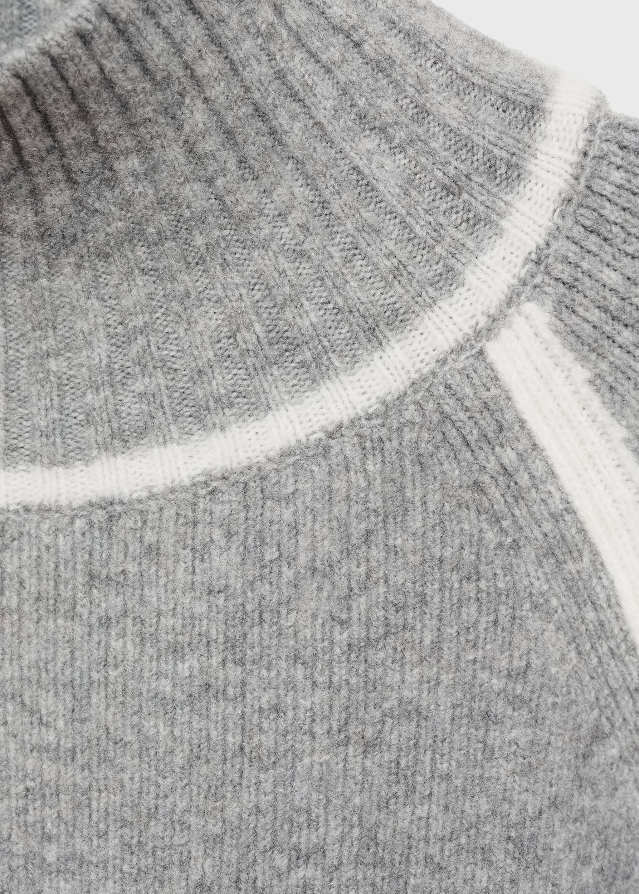 Свитер с высоким воротником и контрастными деталями - Деталь изделия 8