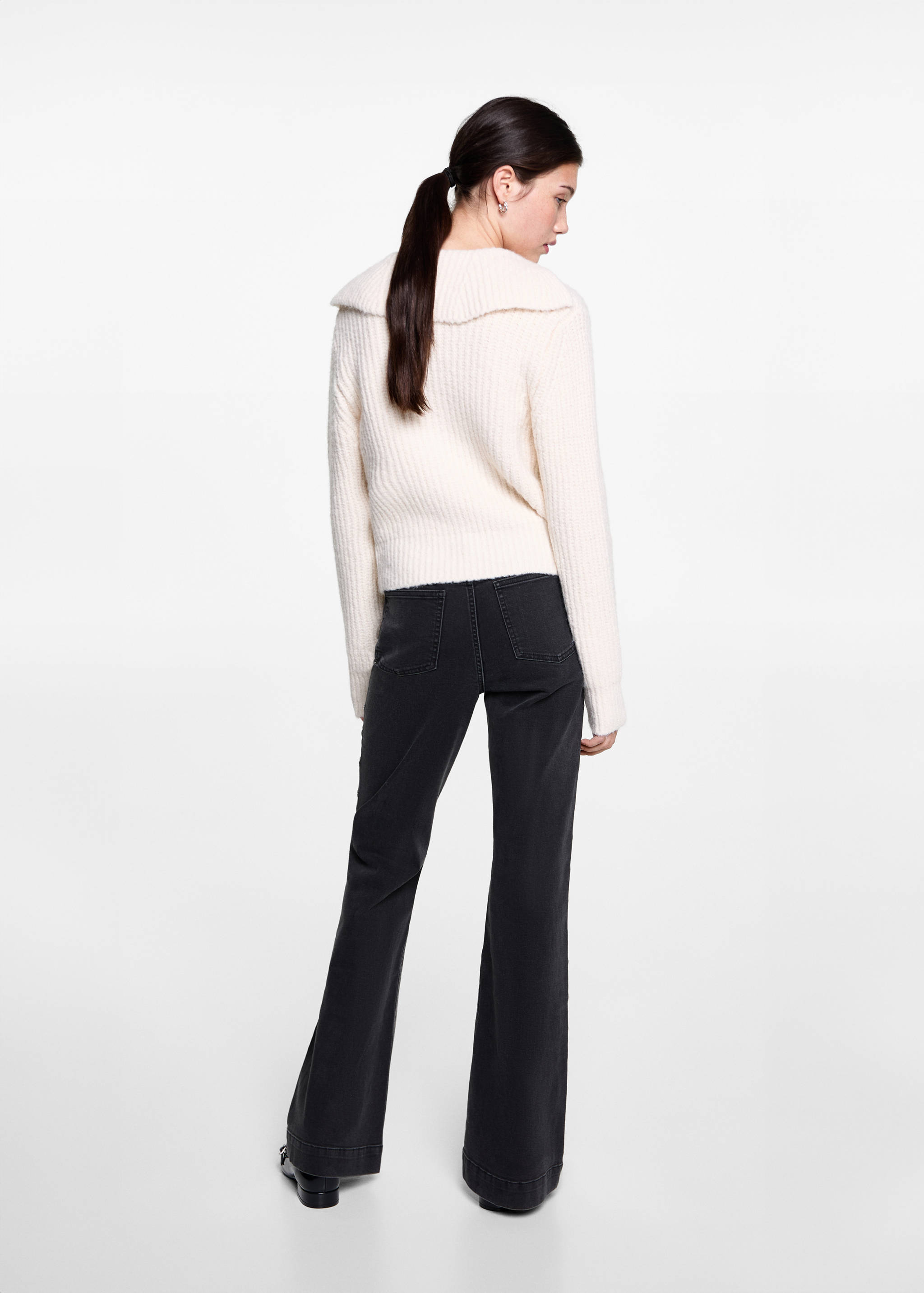 V-neck knit sweater - Reverse of the article