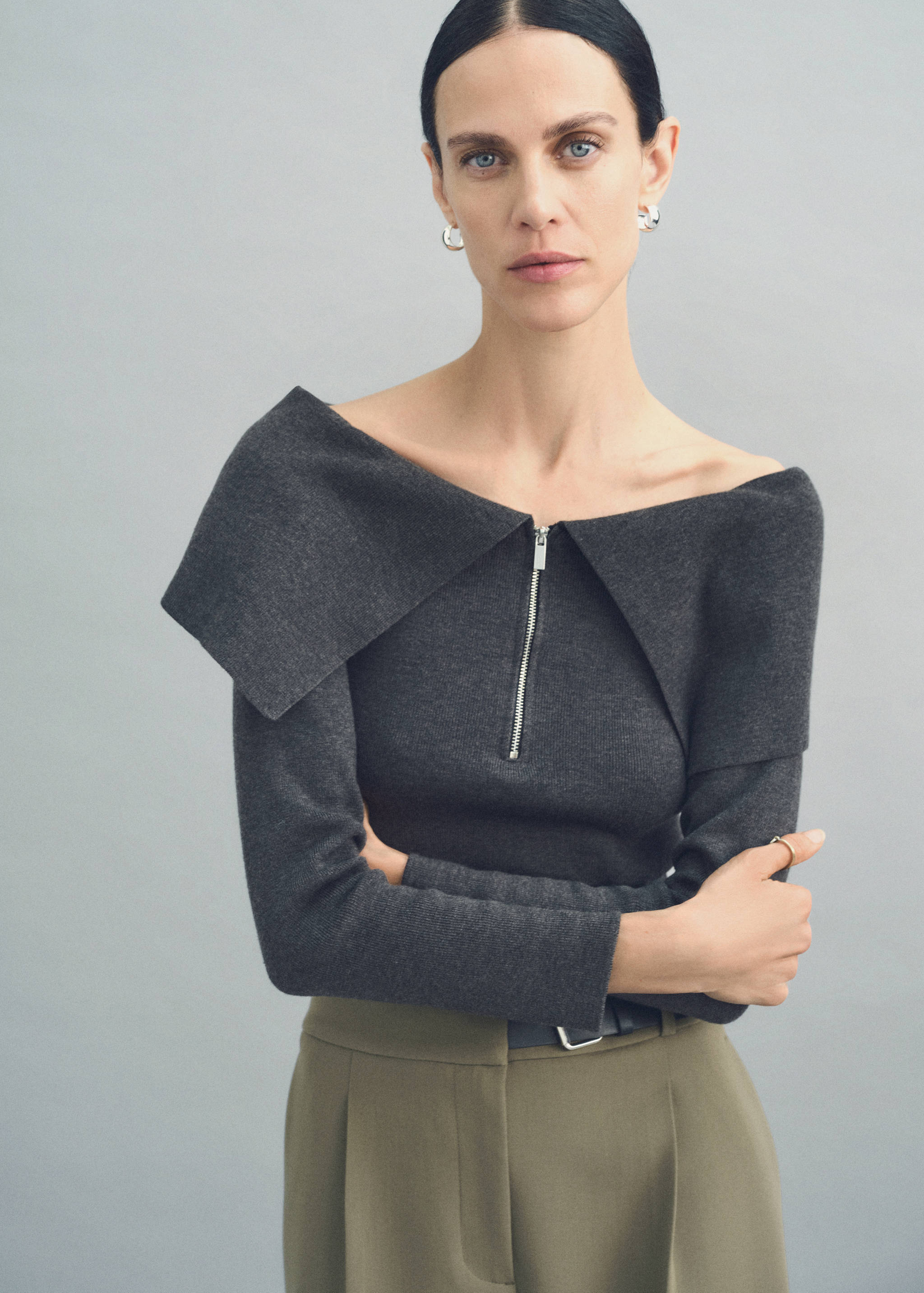 Open-shoulder sweater with zip - Details of the article 6