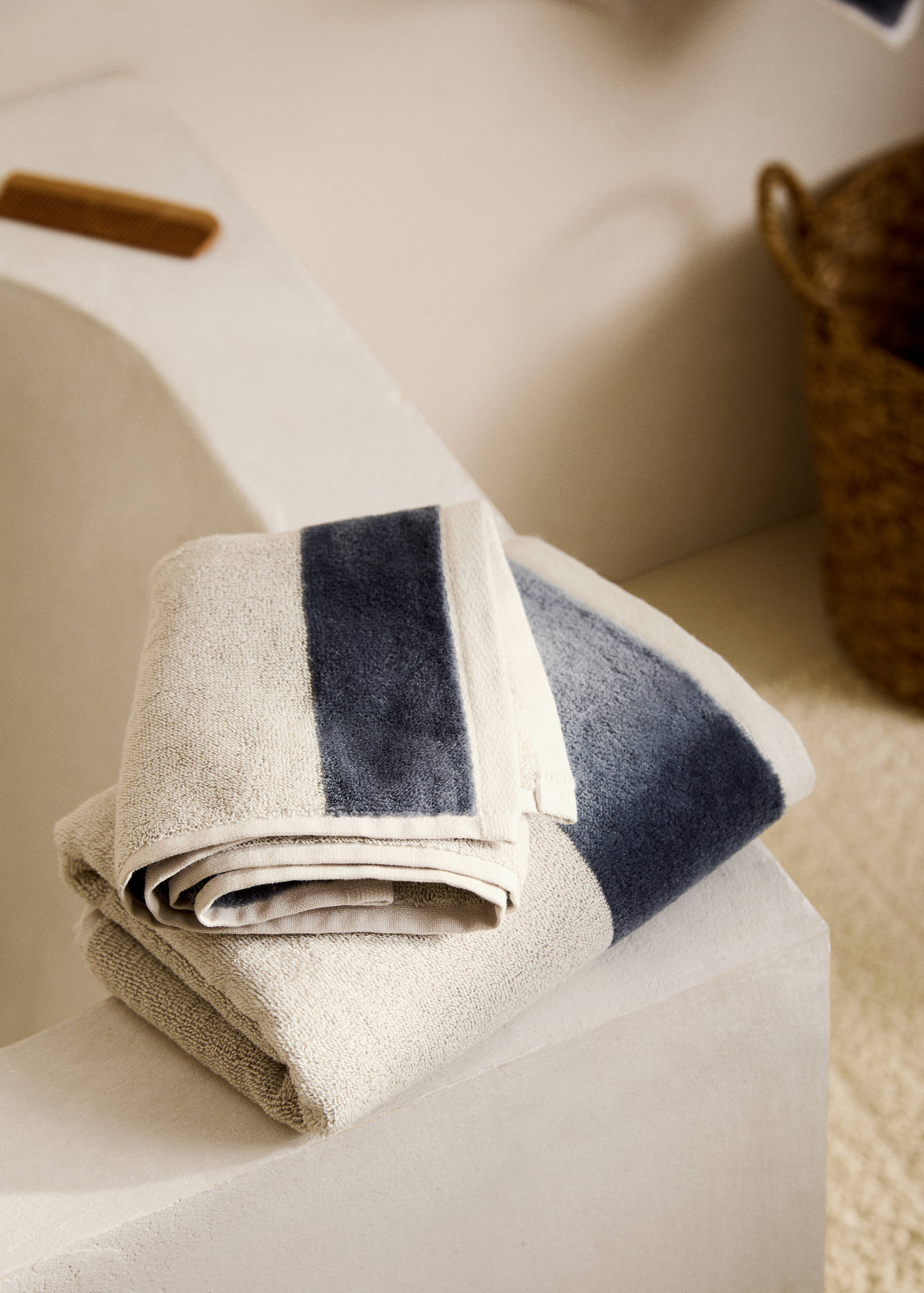 100% cotton hand towel with striped design 50x90cm - General plane