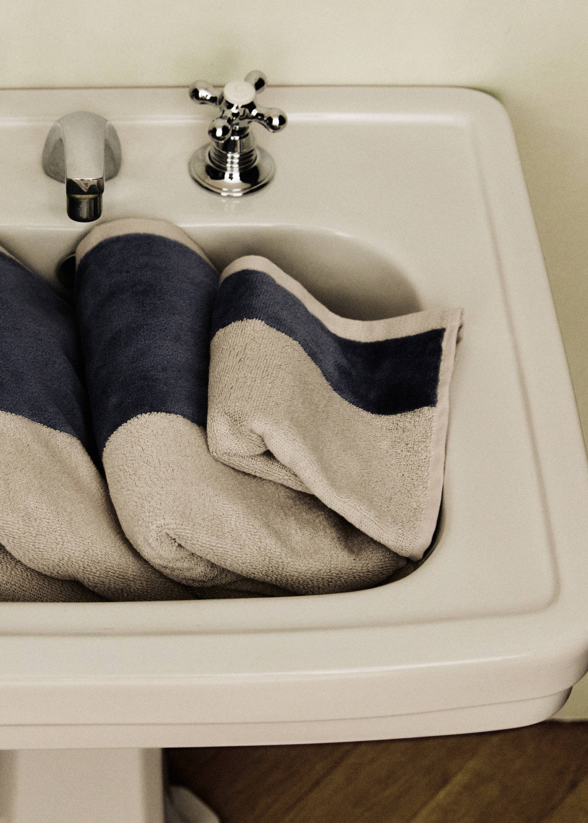 100% cotton hand towel with striped design 50x90cm - Details of the article 6