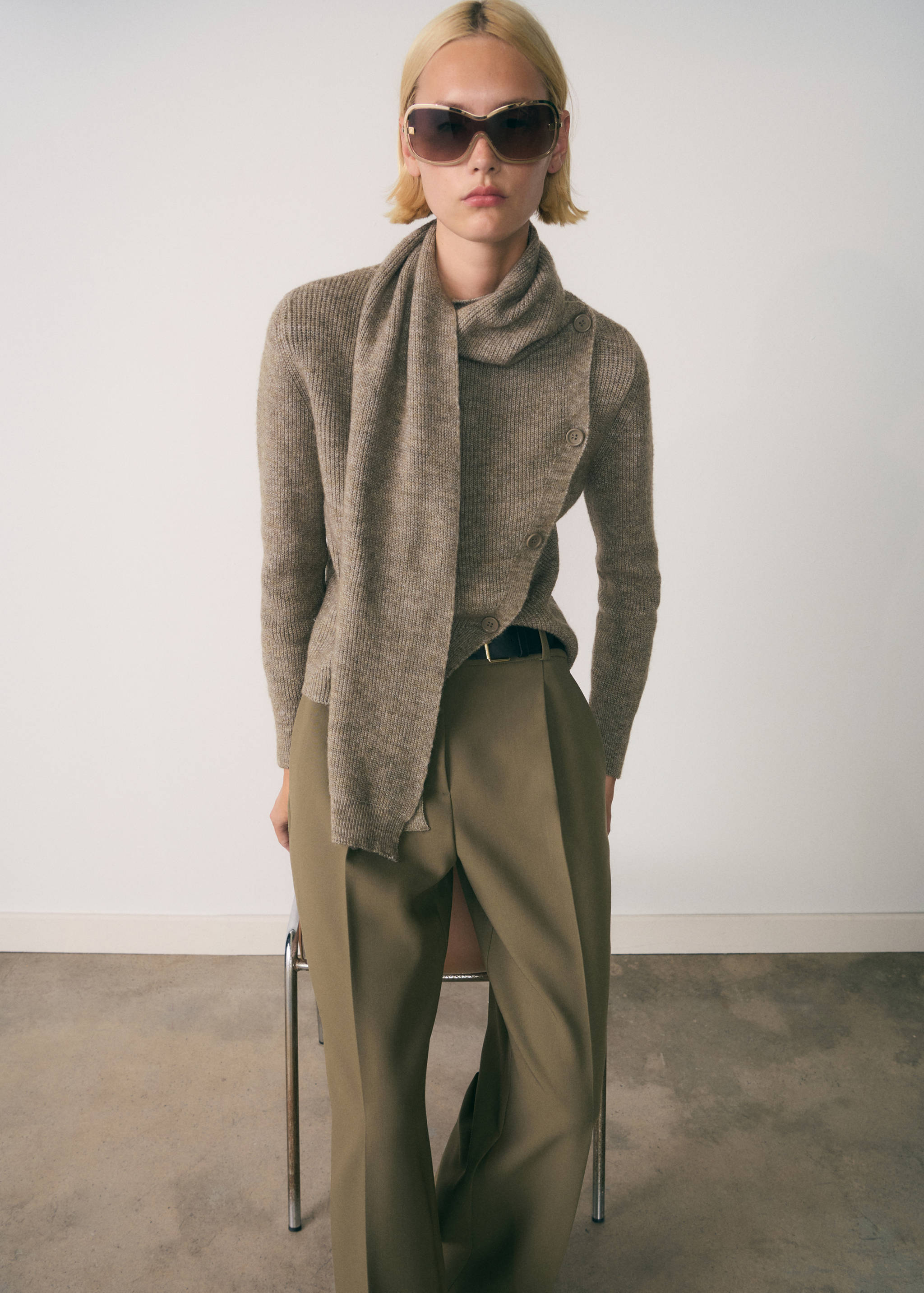 Scarf neck sweater with buttons - Medium plane