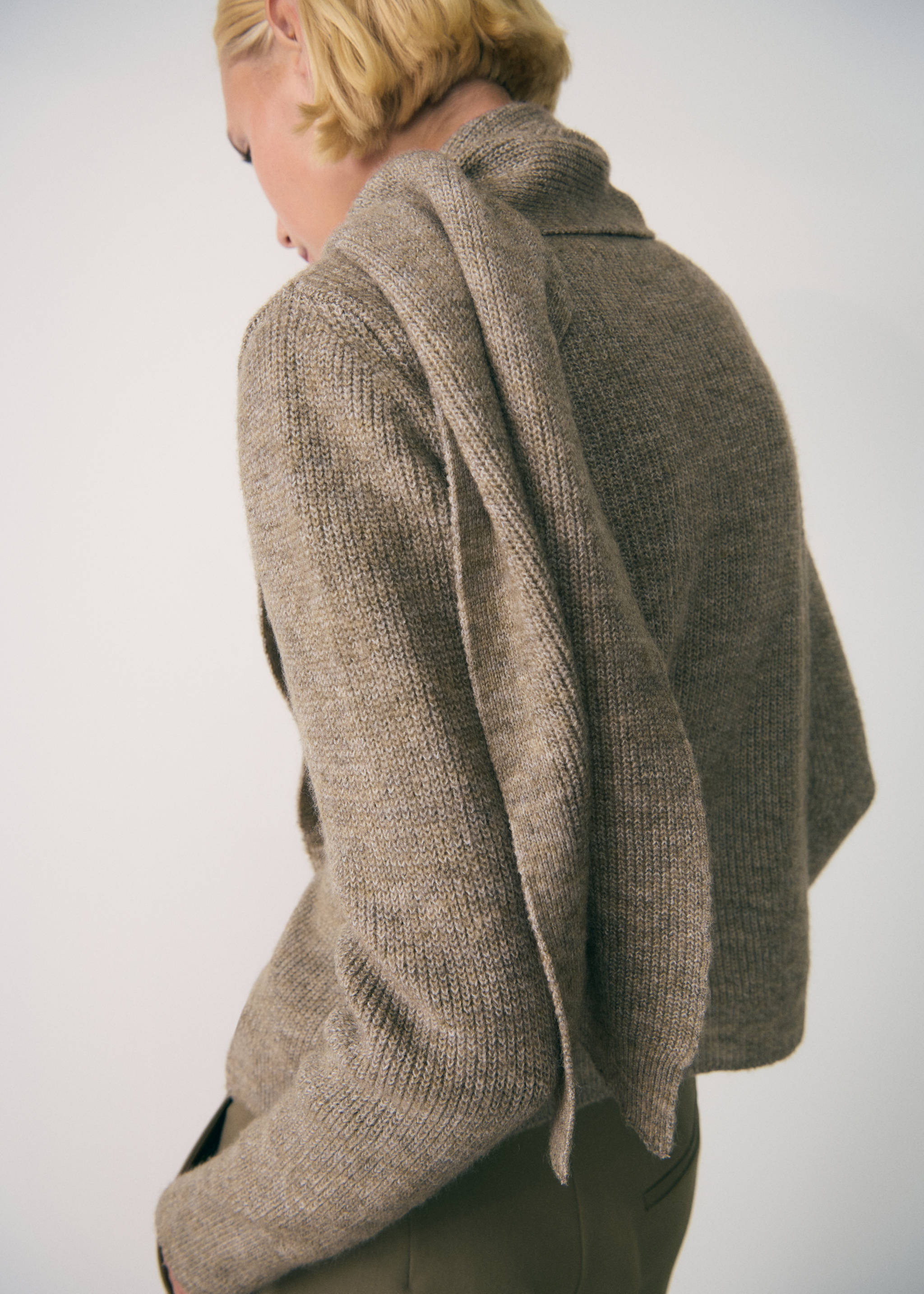 Scarf neck sweater with buttons - Reverse of the article