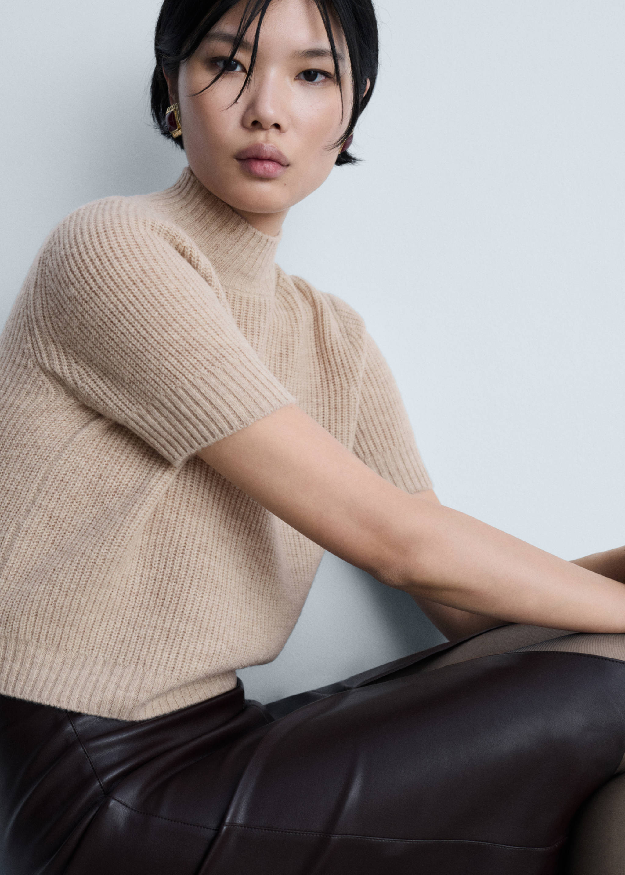 Short-sleeved wool sweater - Details of the article 2