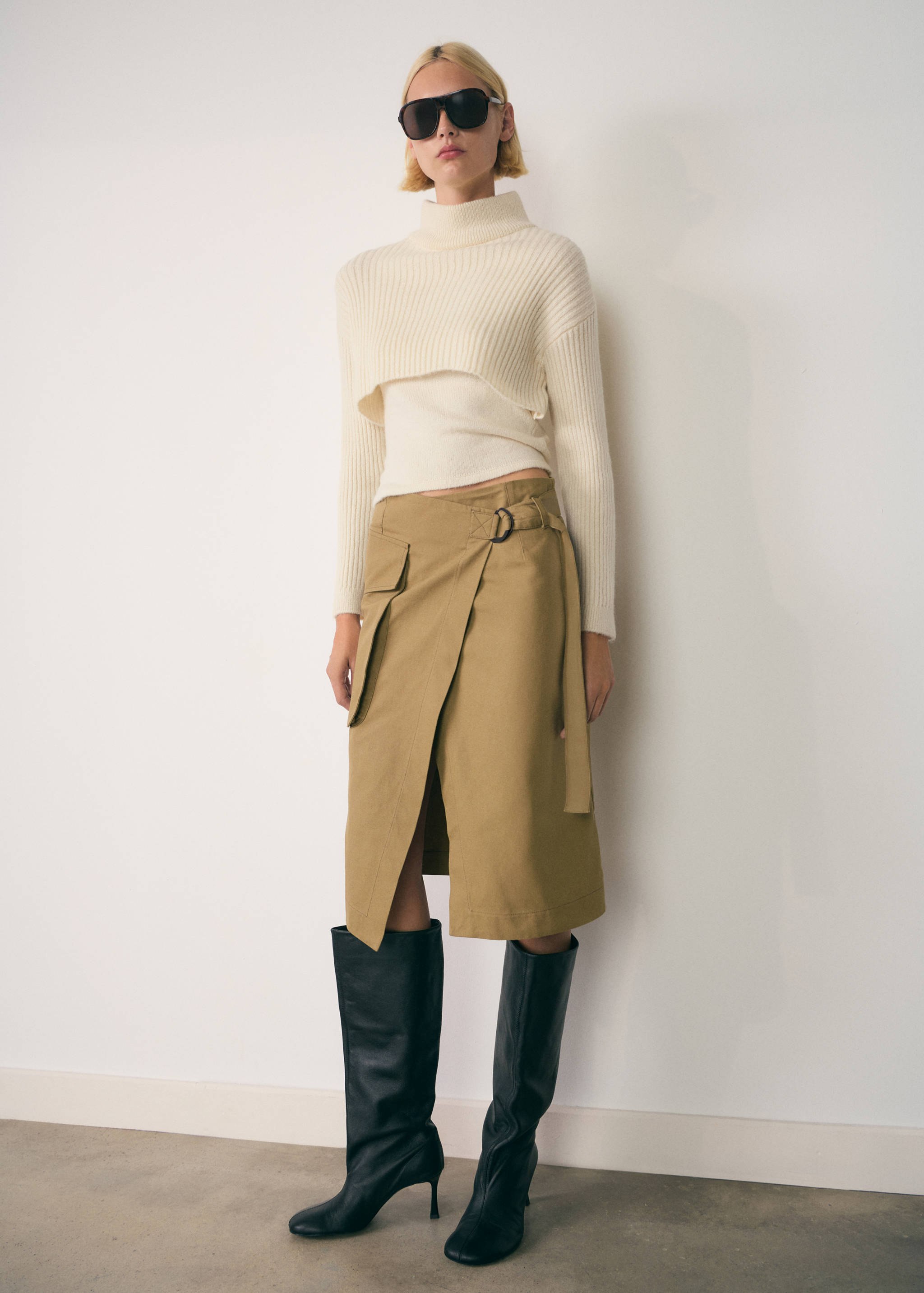 Combined high collar sweater - General plane