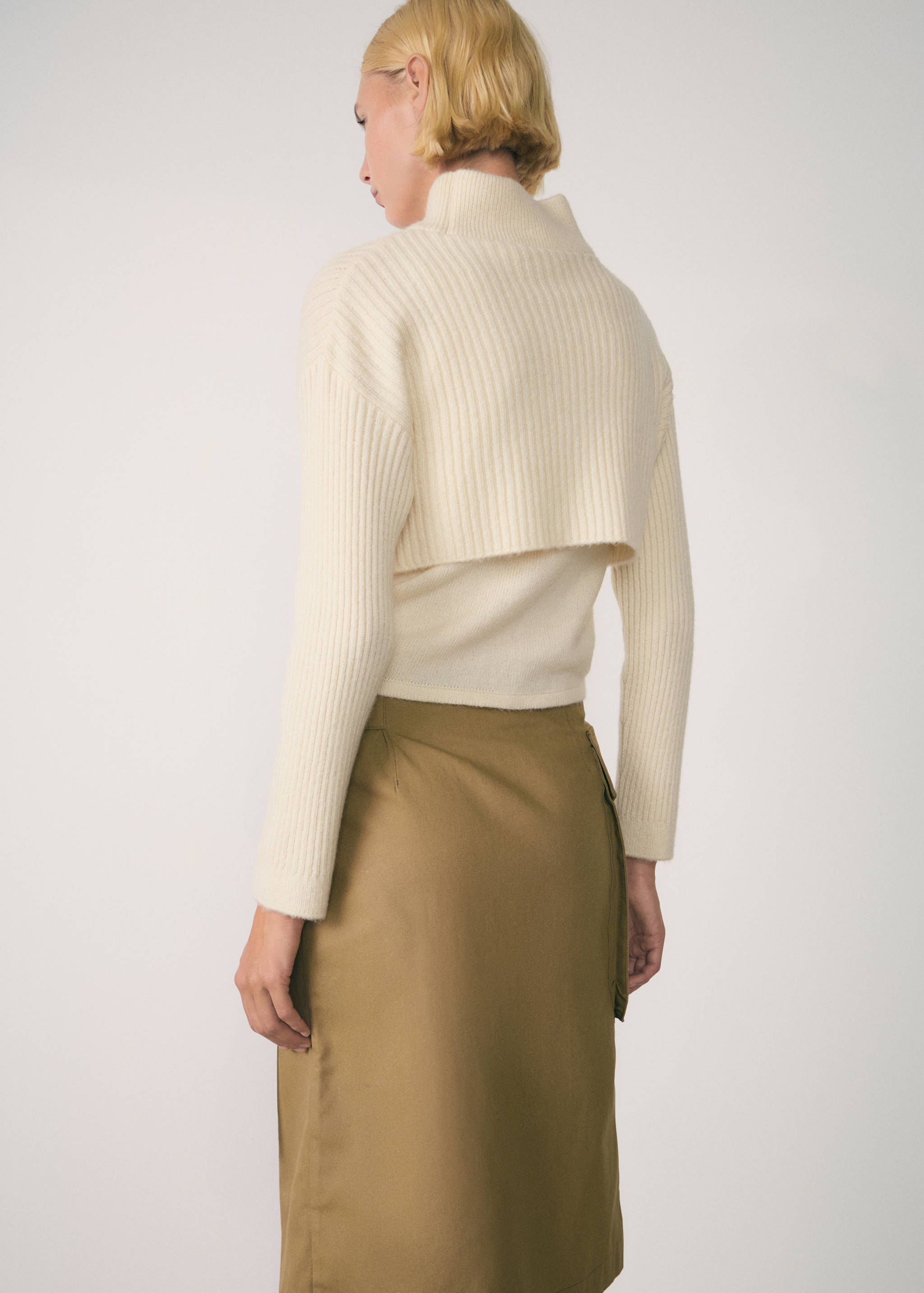 Combined high collar sweater - Reverse of the article