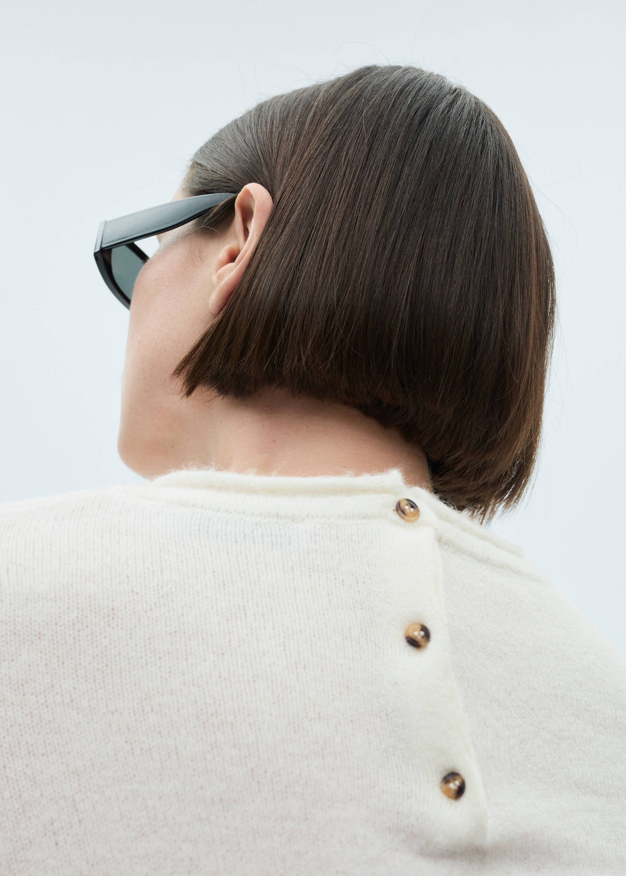 Round-neck sweater with buttons - Details of the article 4