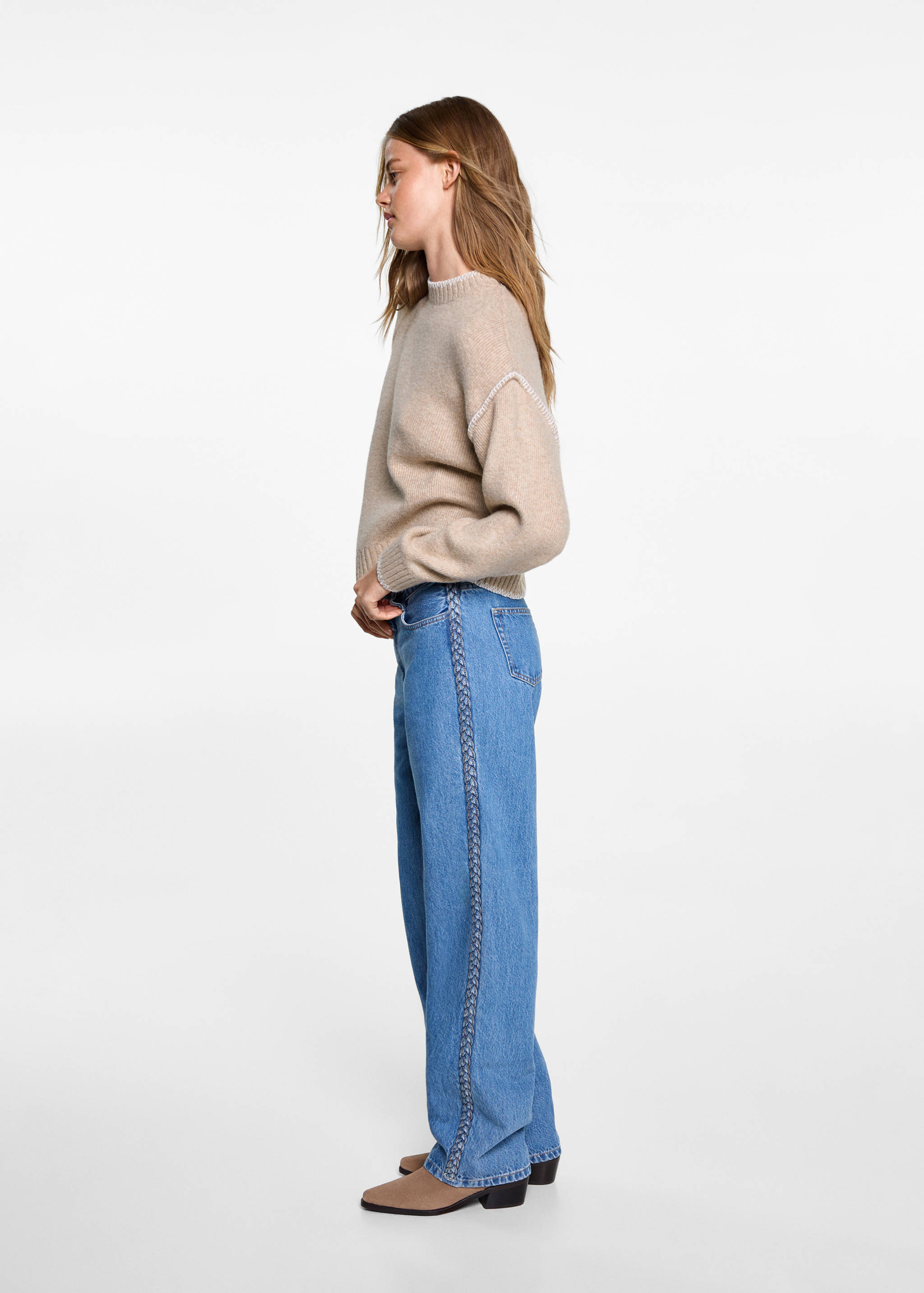 Sweater with decorative seam - General plane