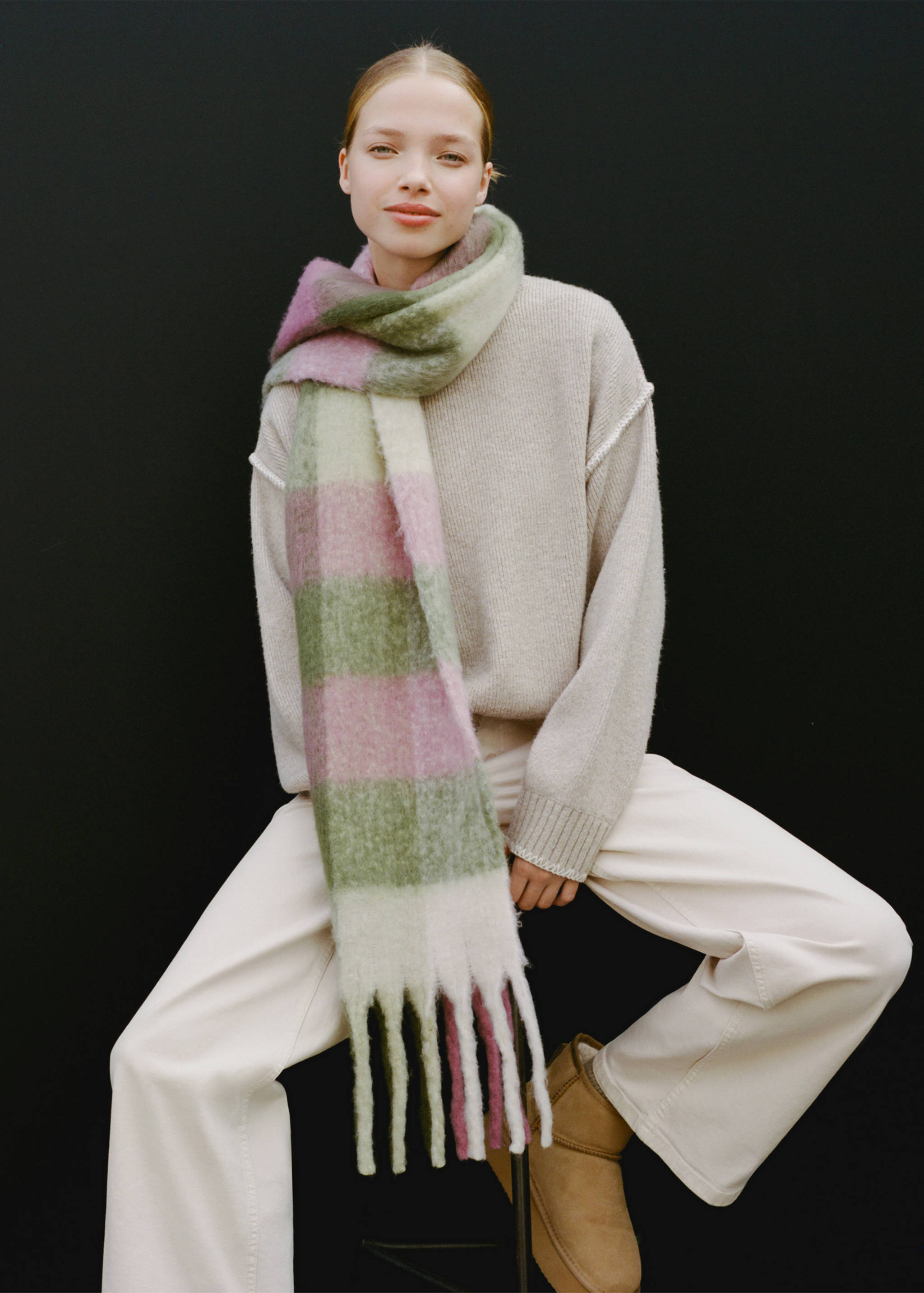 Sweater with decorative seam - Details of the article 5