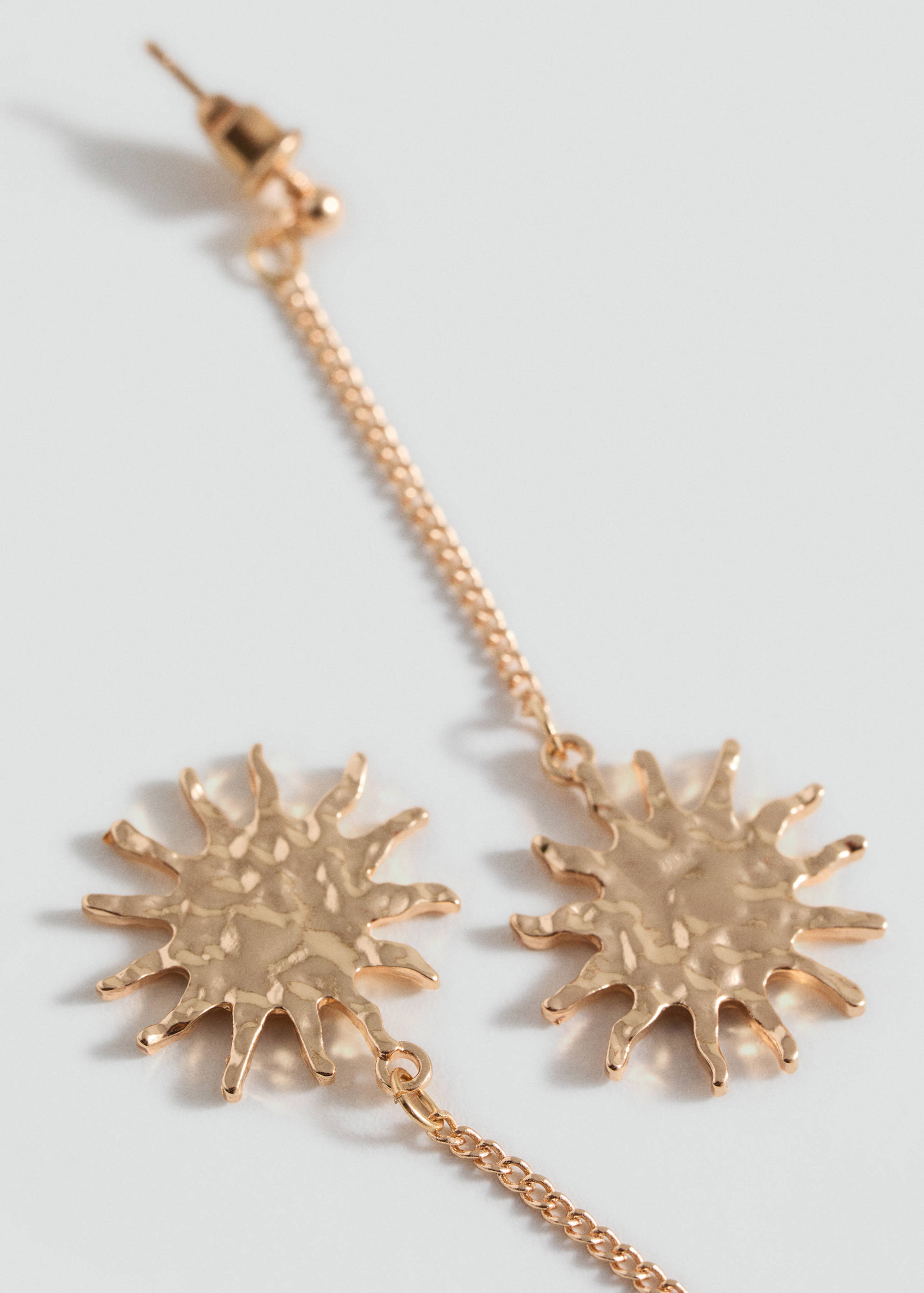 Boucles d'oreilles pendantes soleils - Plan moyen