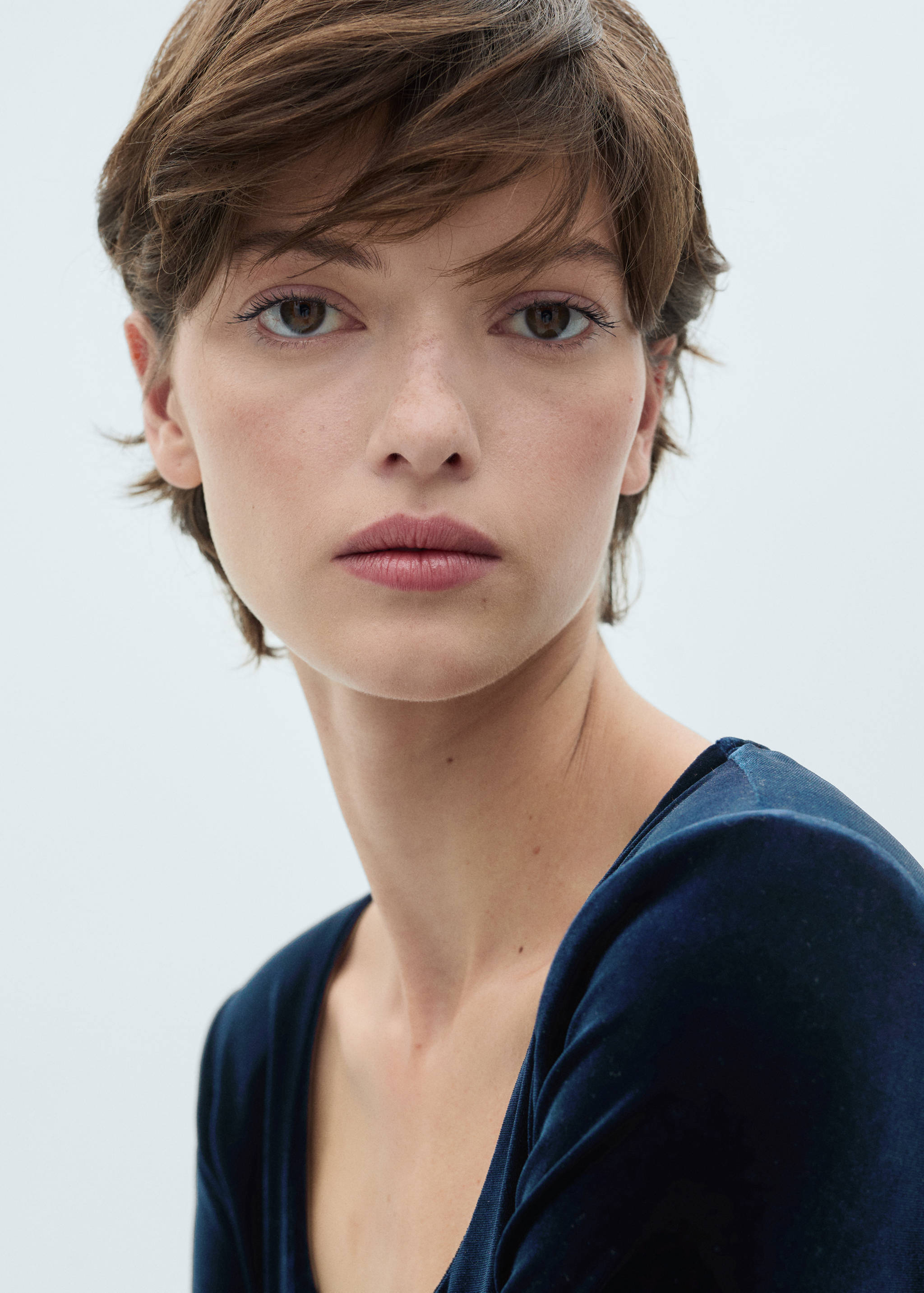 Low-cut velvet t-shirt - Details of the article 1