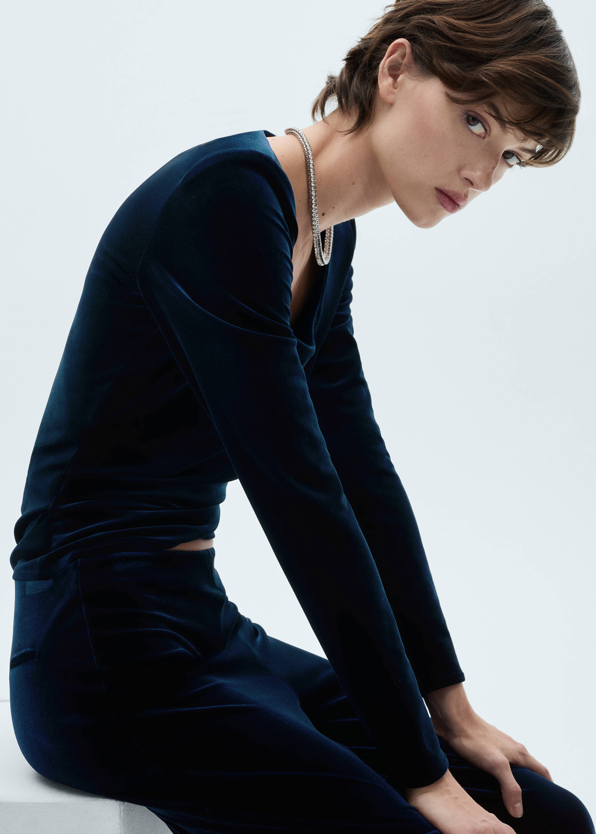 Low-cut velvet t-shirt - Details of the article 2