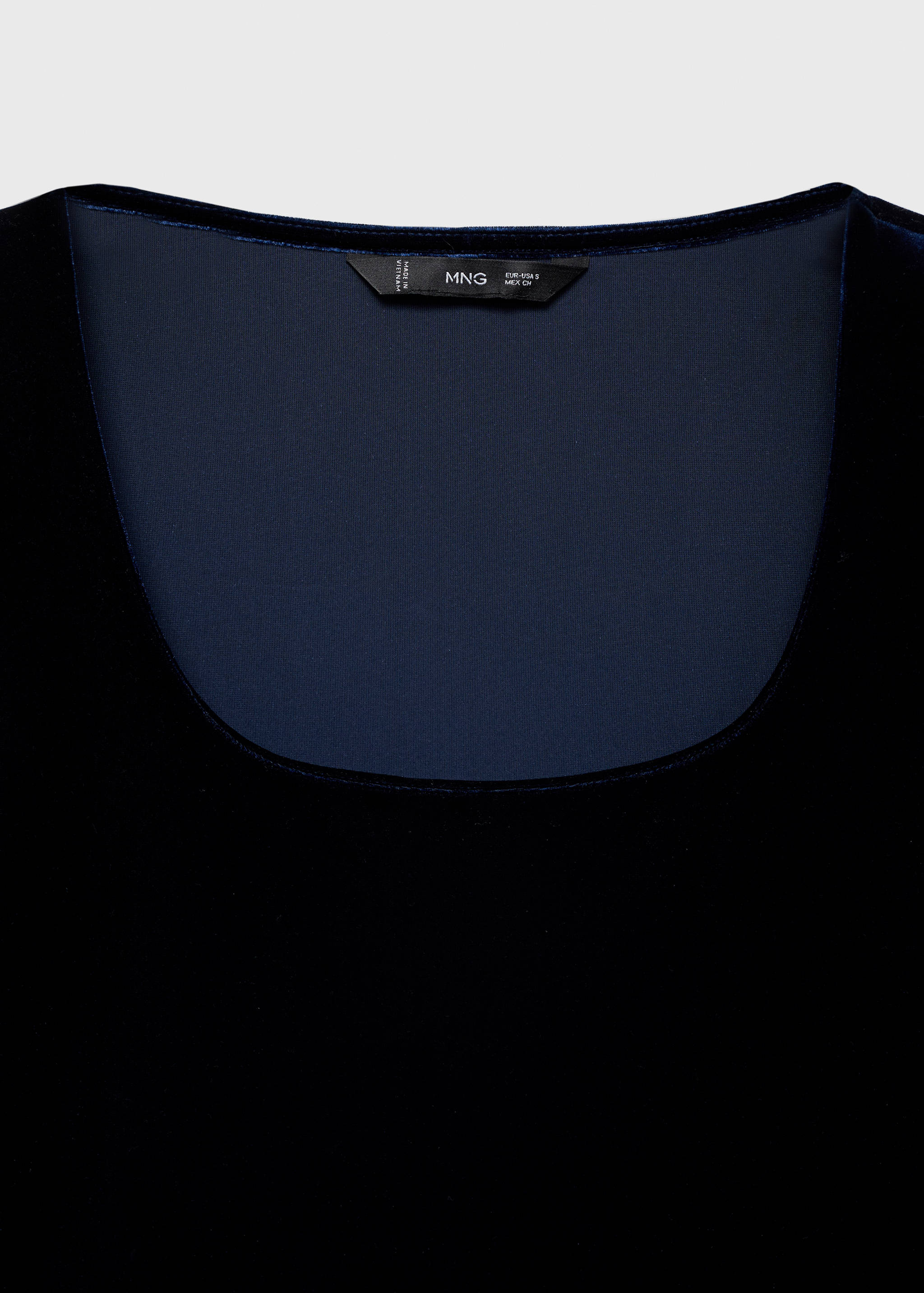 Low-cut velvet t-shirt - Details of the article 8