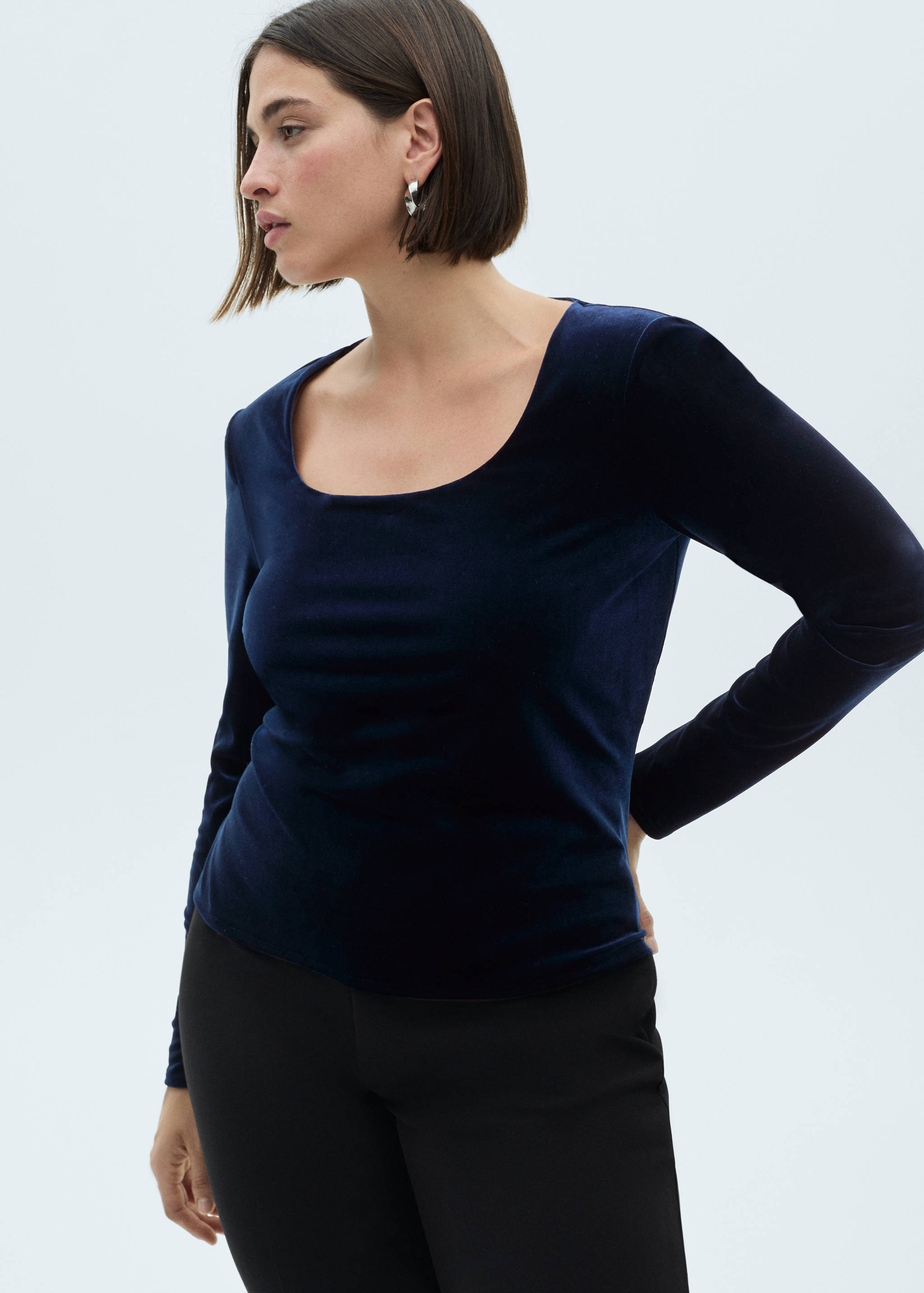 Low-cut velvet t-shirt - Details of the article 5