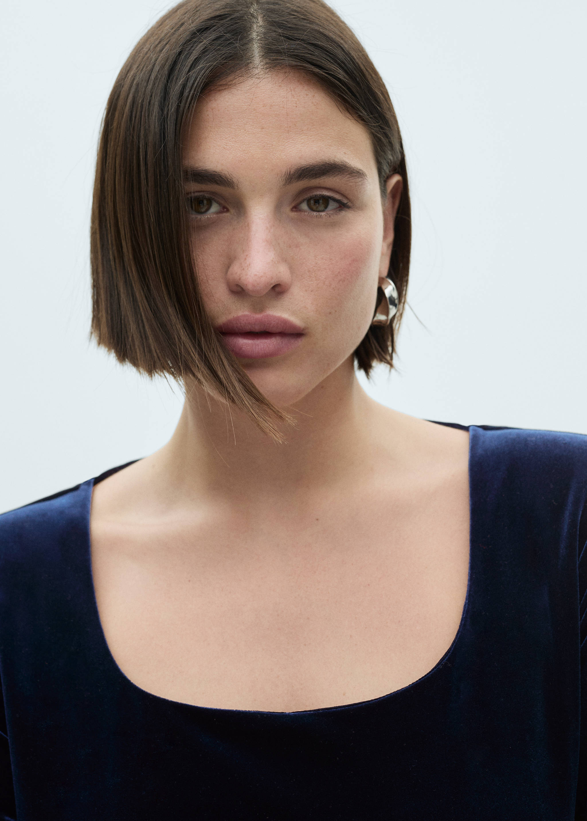 Low-cut velvet t-shirt - Details of the article 4