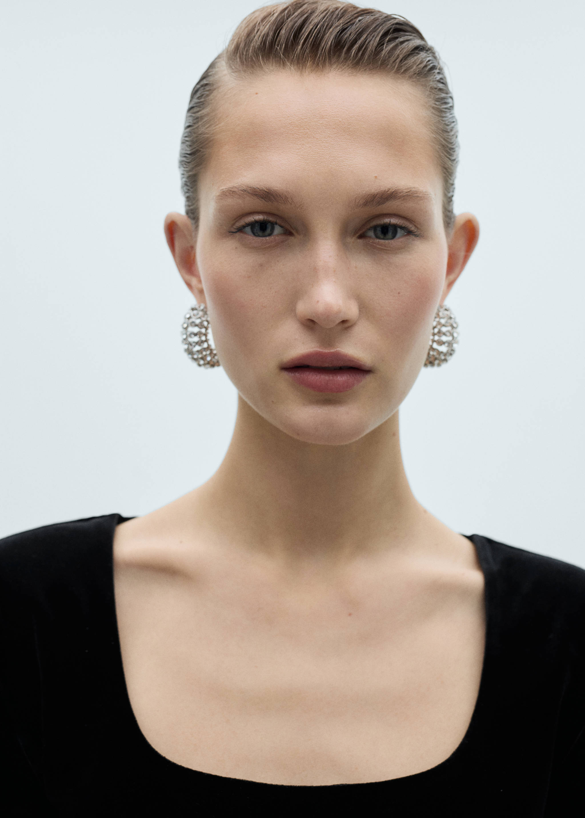 Low-cut velvet t-shirt - Details of the article 1