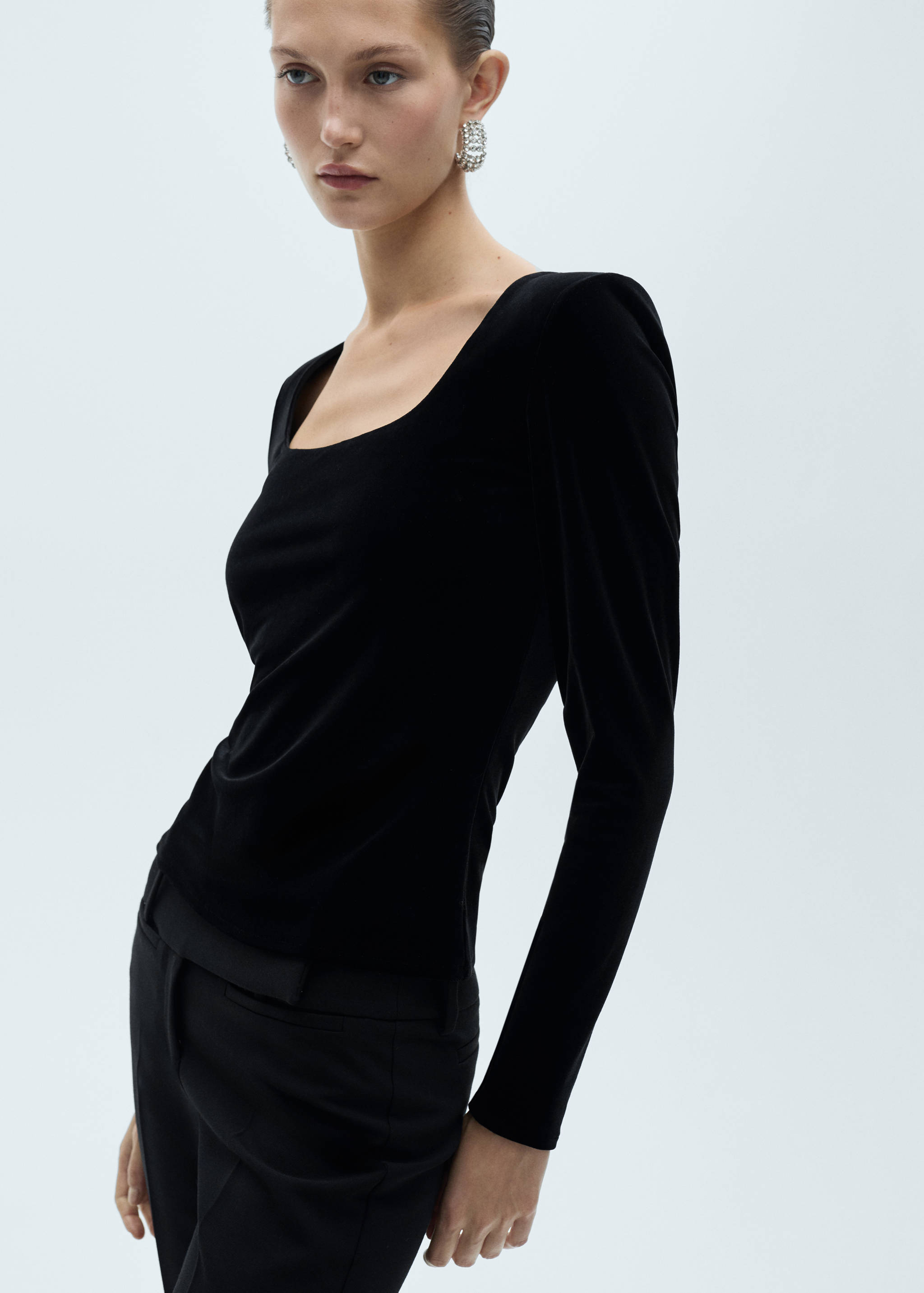 Low-cut velvet t-shirt - Details of the article 2