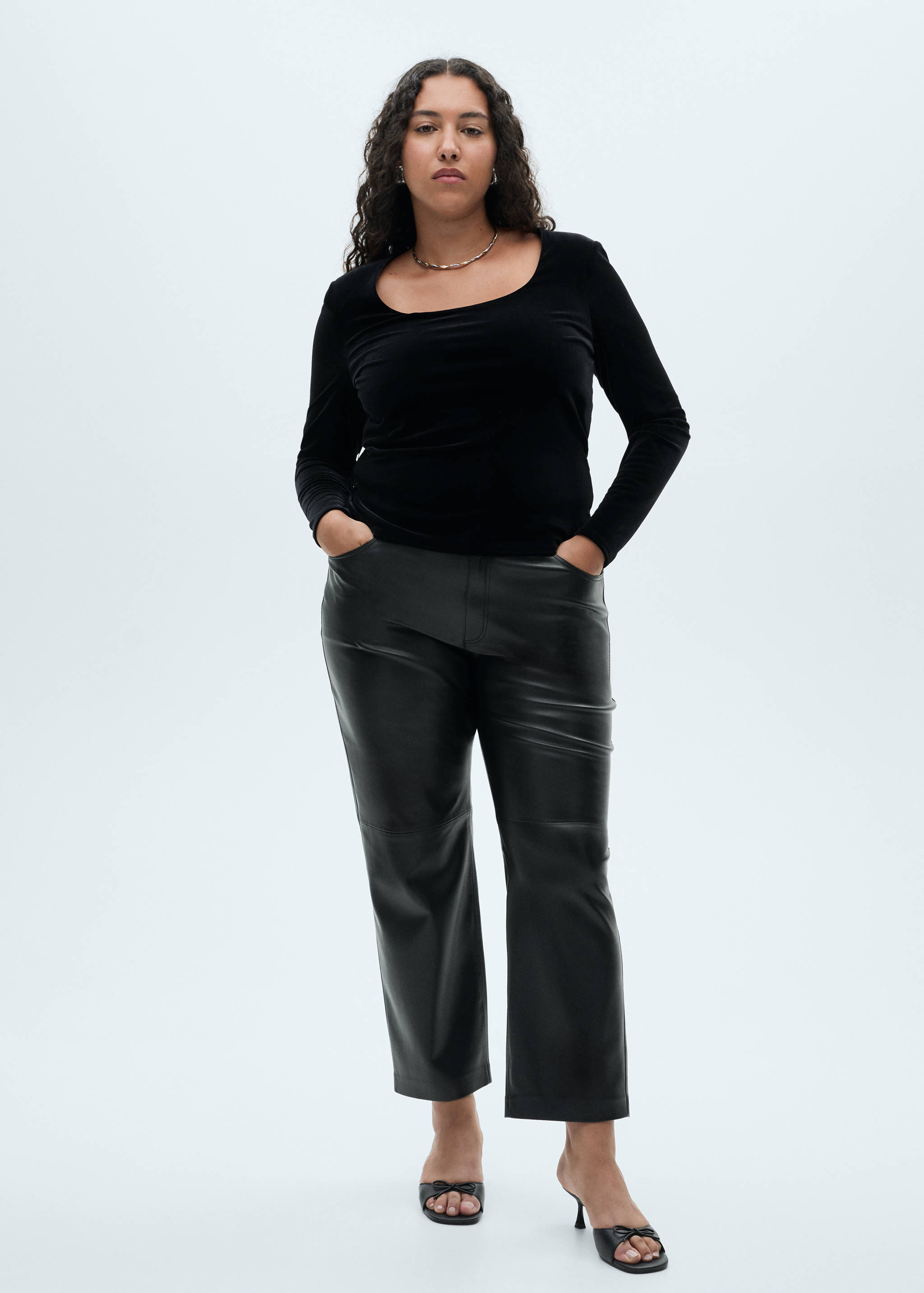 Low-cut velvet t-shirt - Details of the article 3