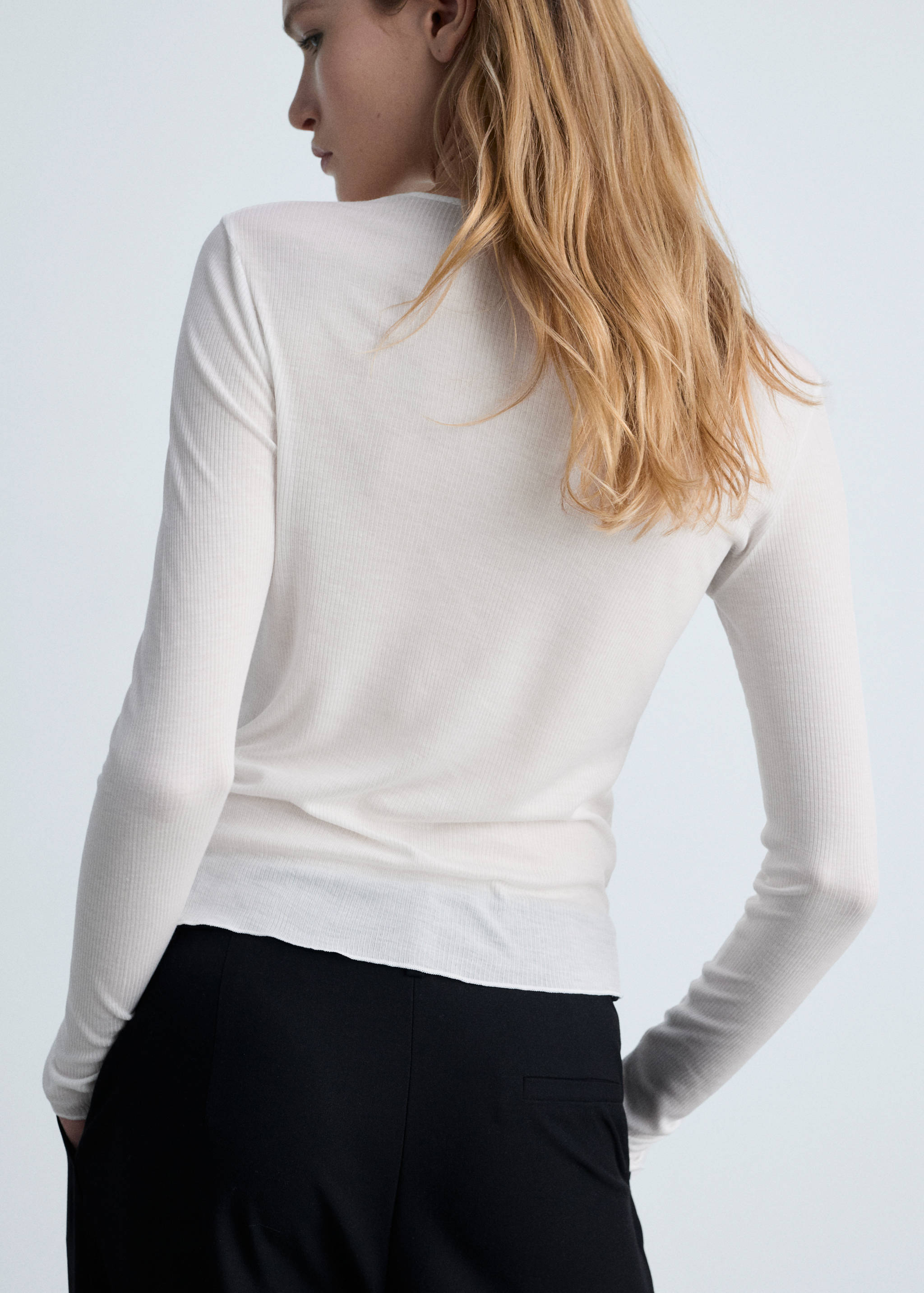 Fine ribbed knit top - Reverse of the article