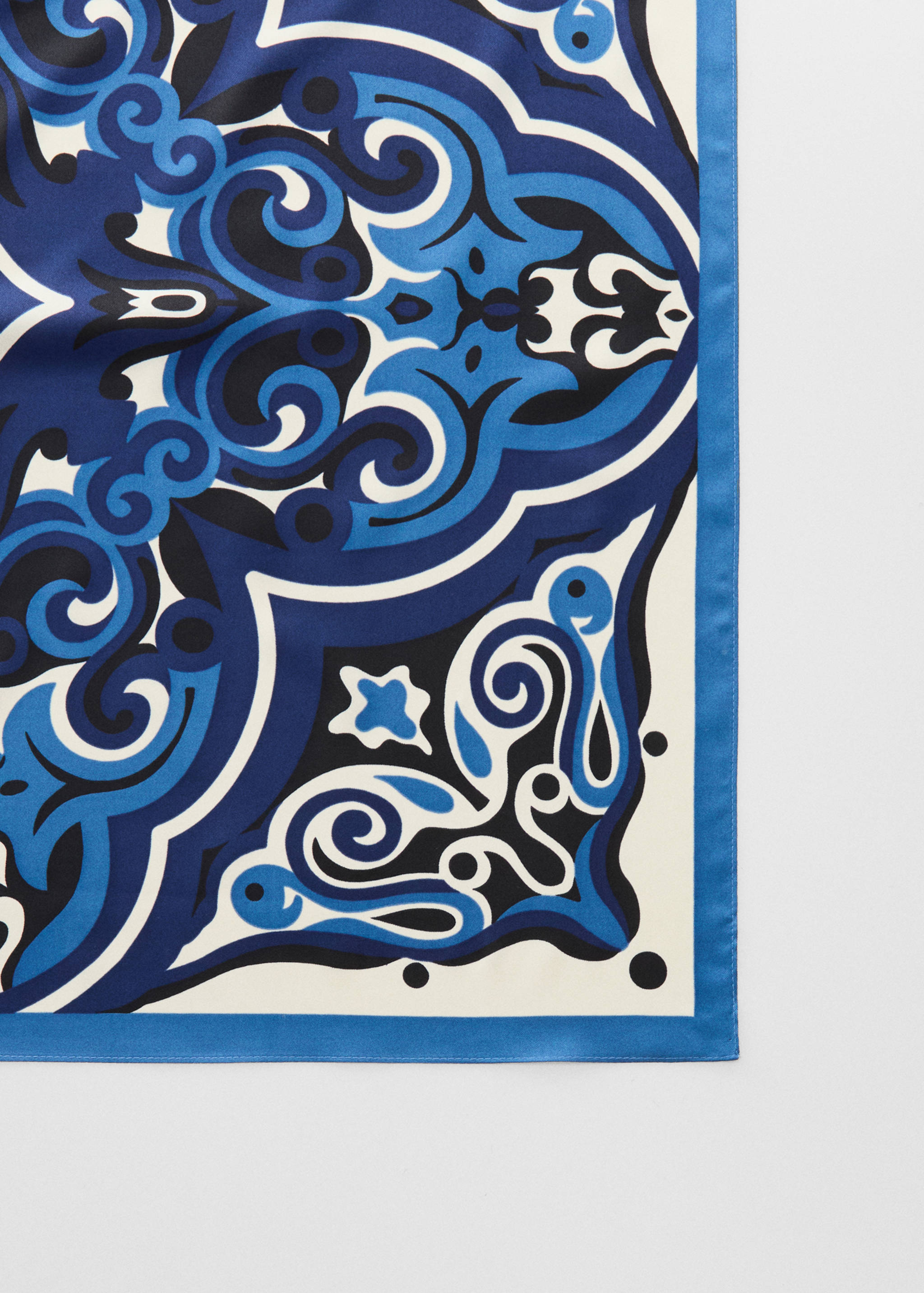 Pañuelo estampado - Plano medio