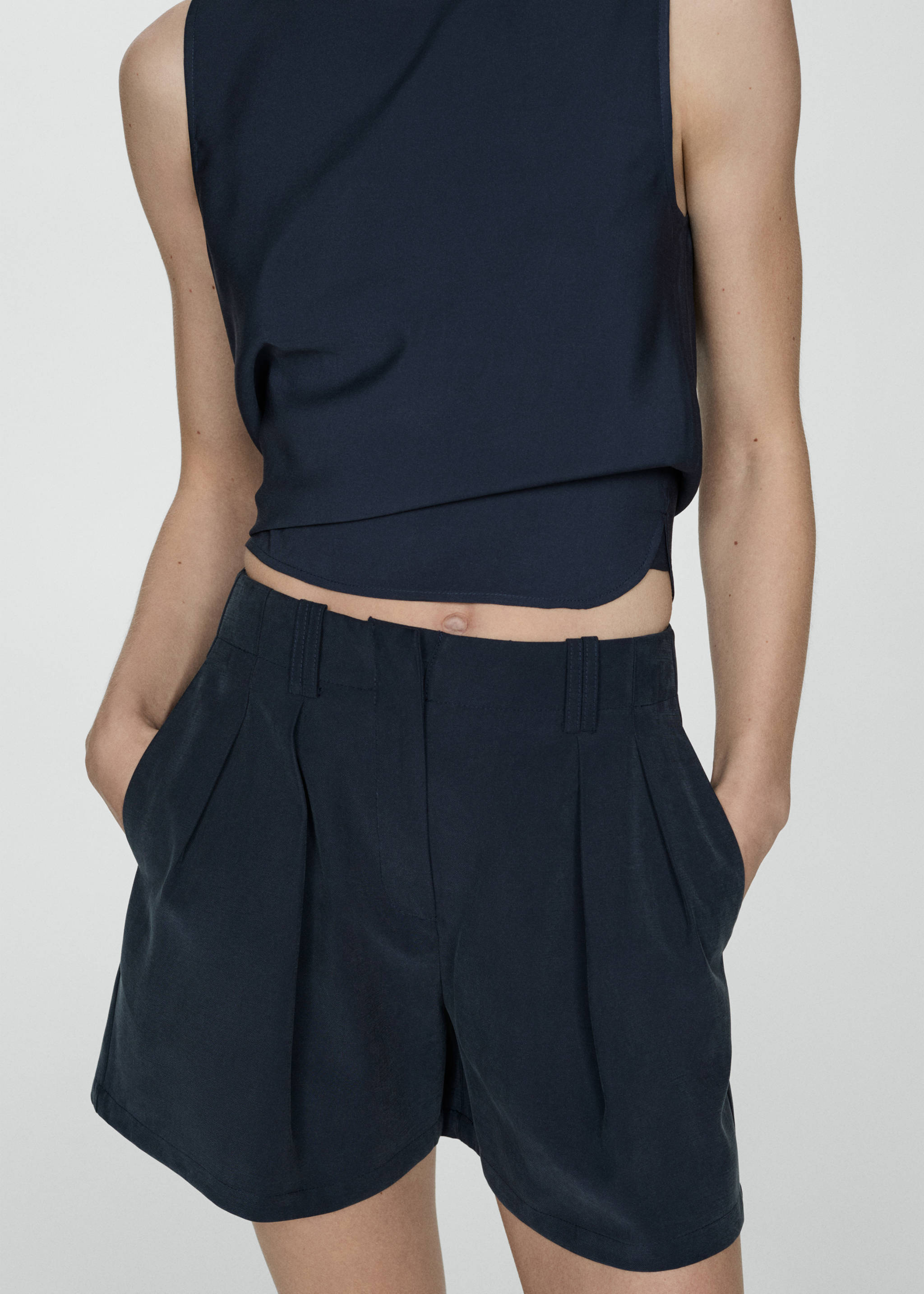 Pleated mid-rise shorts - Medium plane