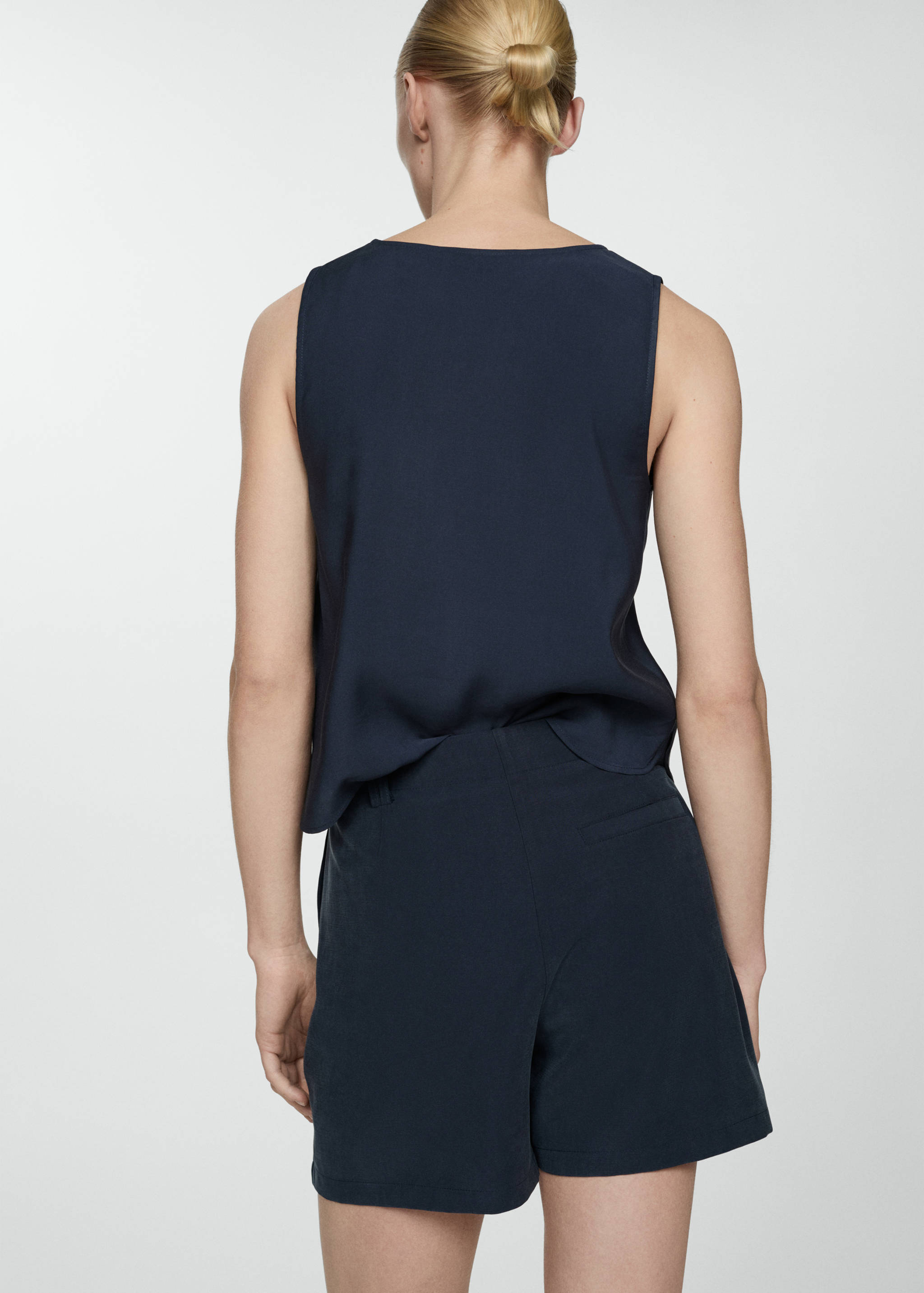 Pleated mid-rise shorts - Reverse of the article