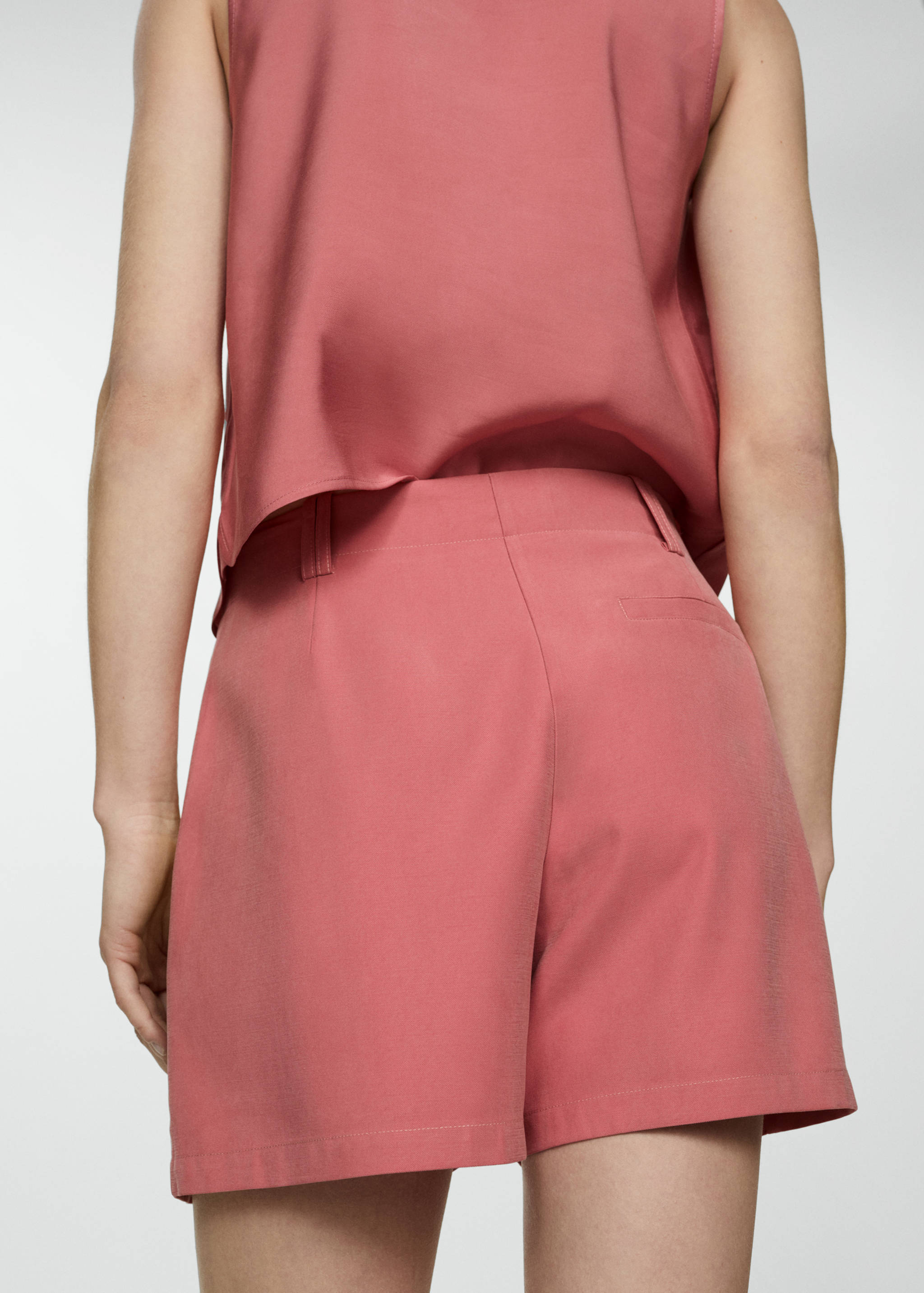 Pleated mid-rise shorts - Reverse of the article