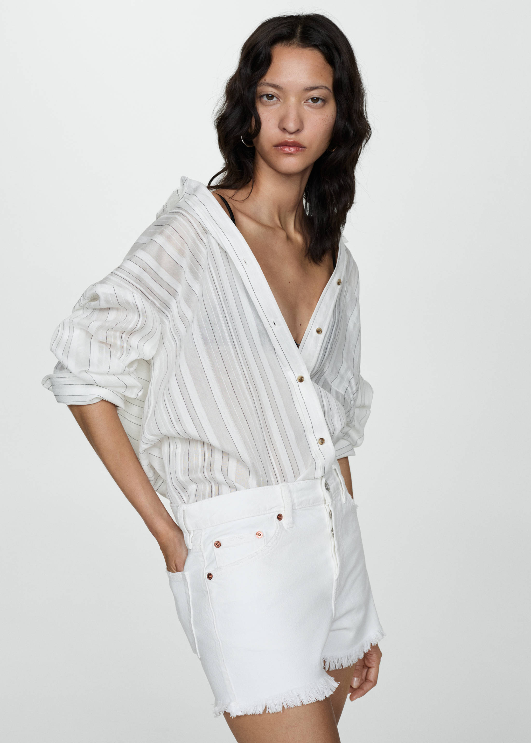 Denim shorts with frayed hem - Medium plane