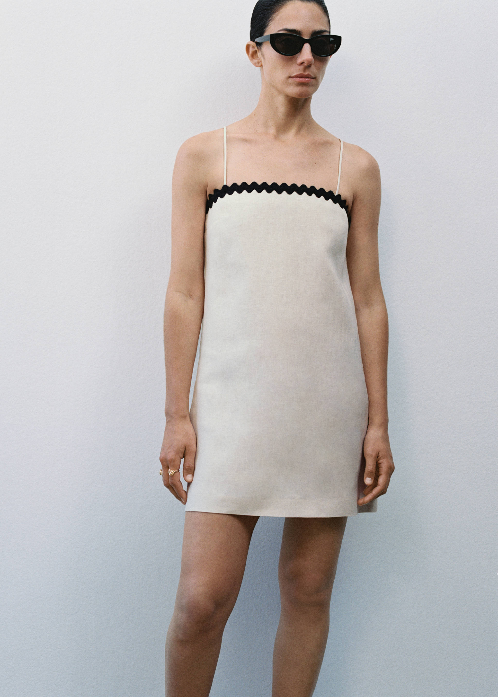 Robe lin détails contrastés - Détail de l'article 6, Sable. Ref: 77010365-00.