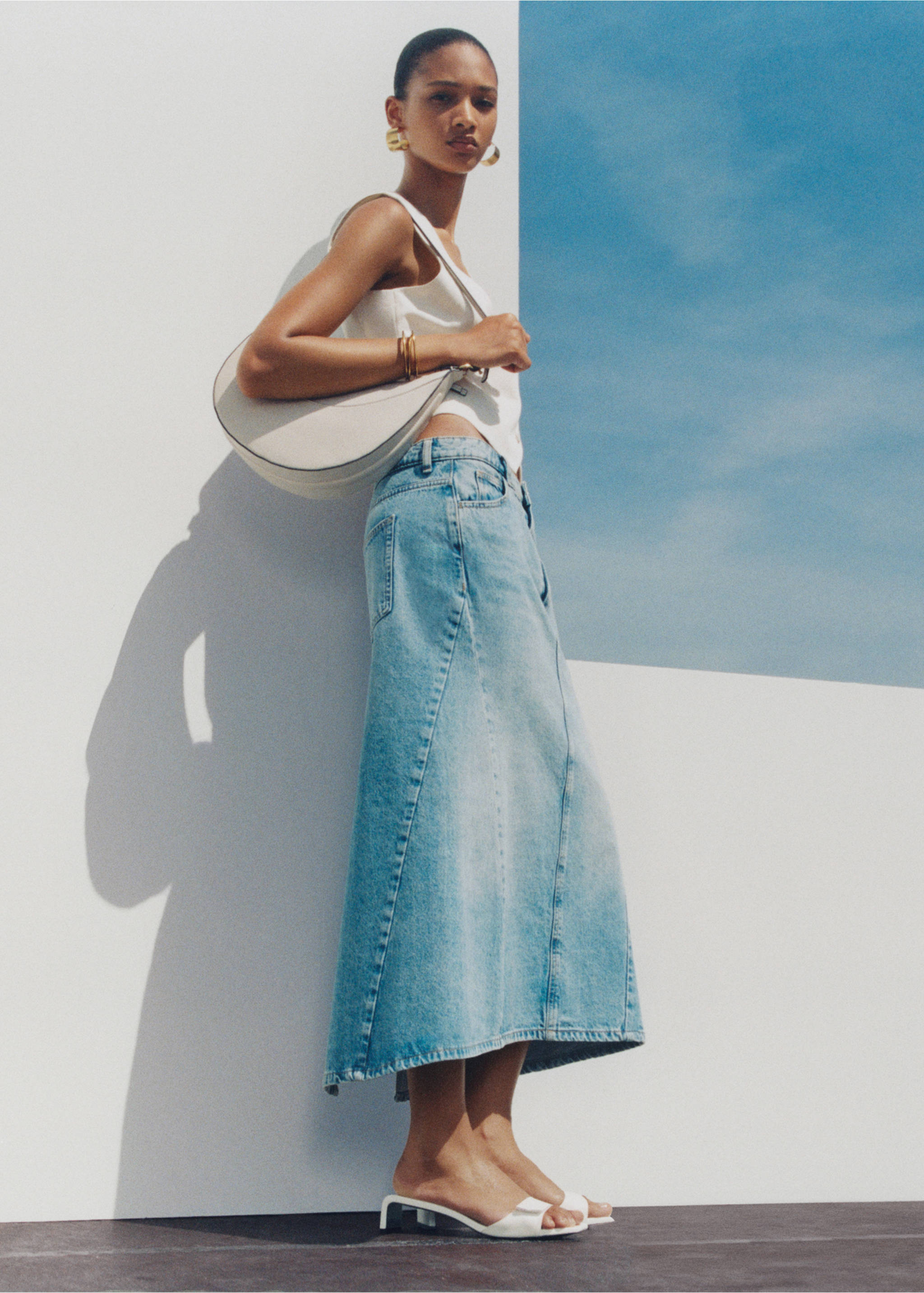 Slit denim skirt - Details of the article 6, Medium Blue. Ref: 77010372-00.