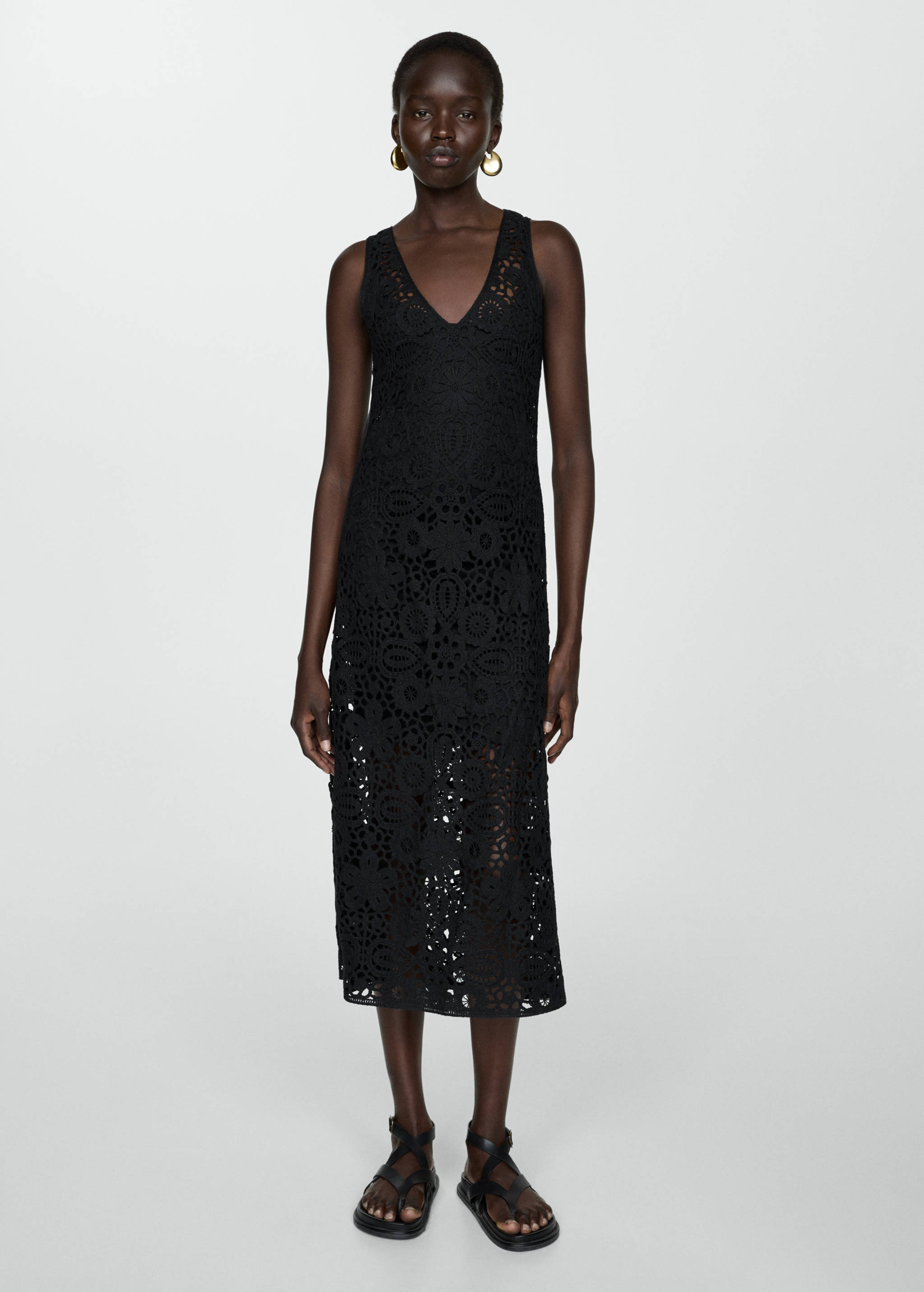 Короткое платье-чехол на бретельках - Общий план