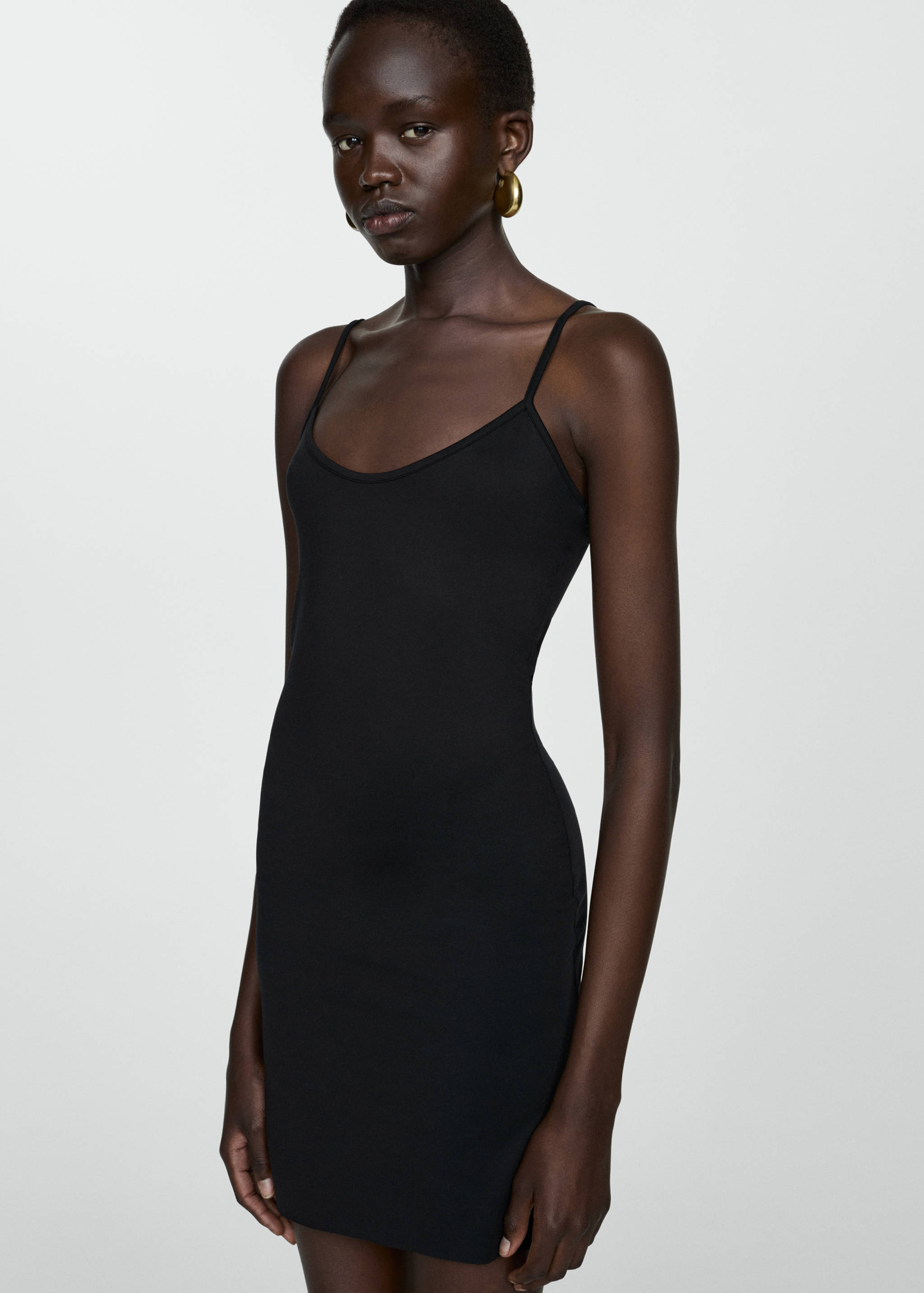 Короткое платье-чехол на бретельках - Средний план