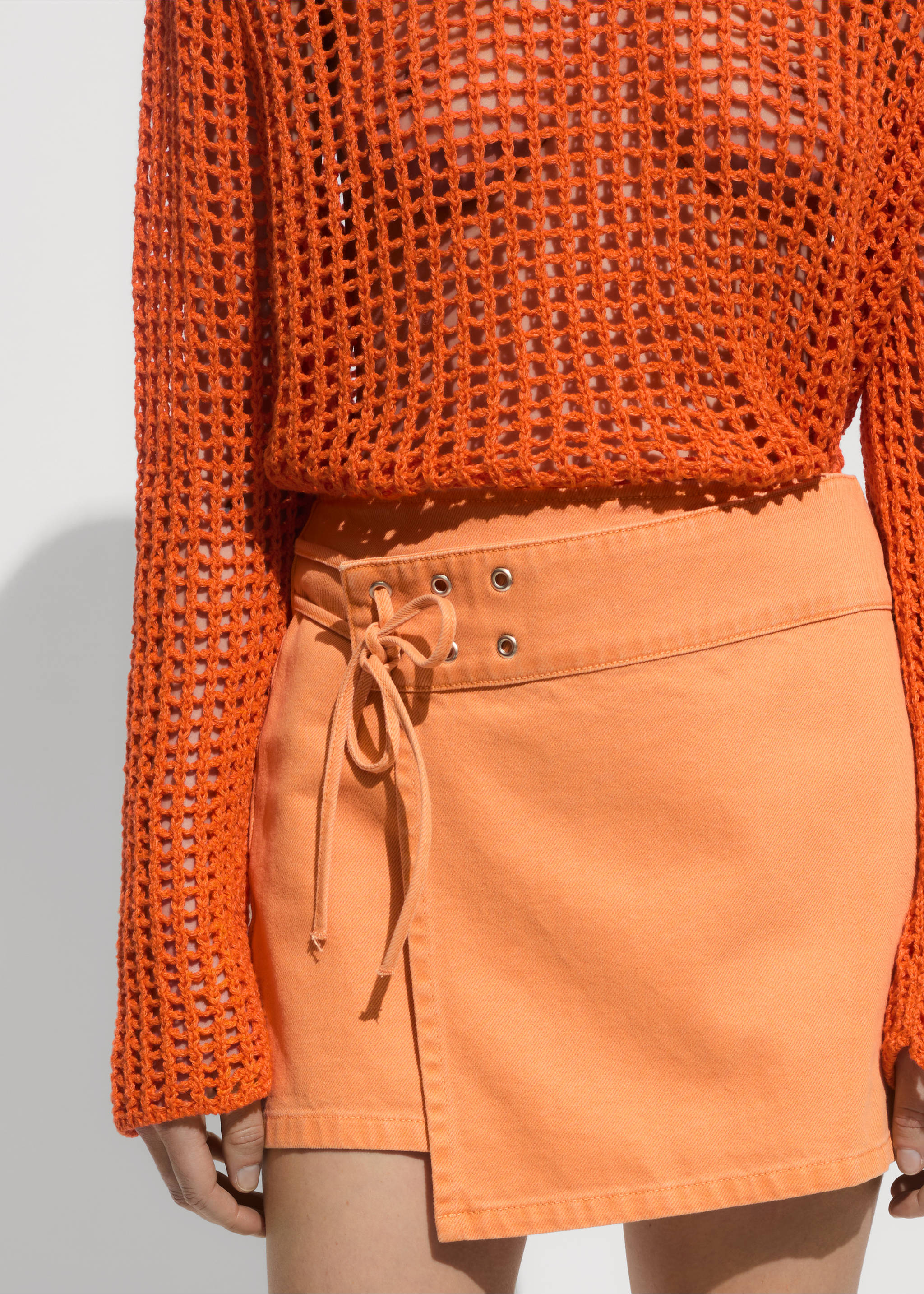 Pull en maille ajourée - Plan moyen, Orange. Ref: 77010380-00.