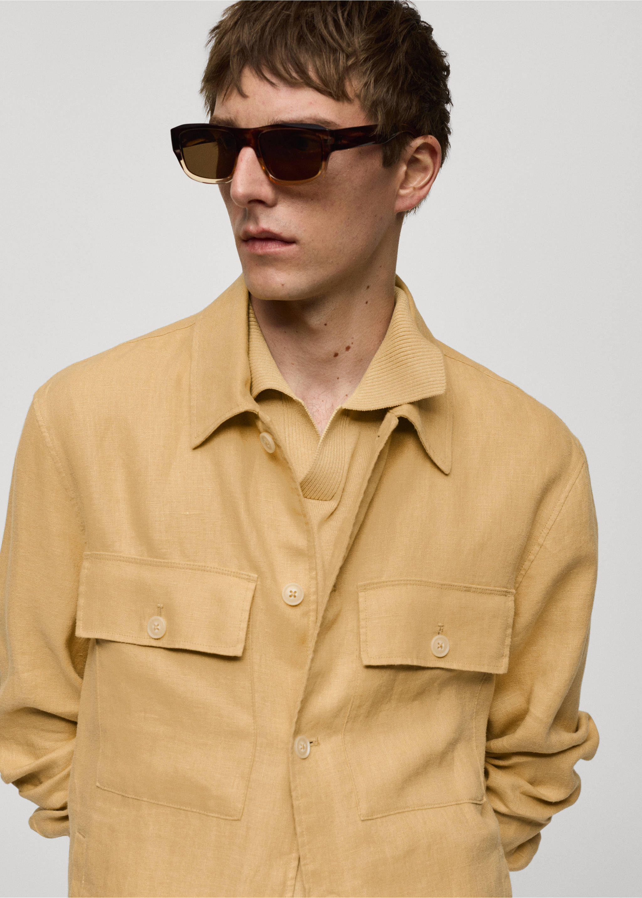Sobrecamisa 100% lino bolsillos - Detalle del artículo 1, Amarillo pastel. Ref: 77010568-00.