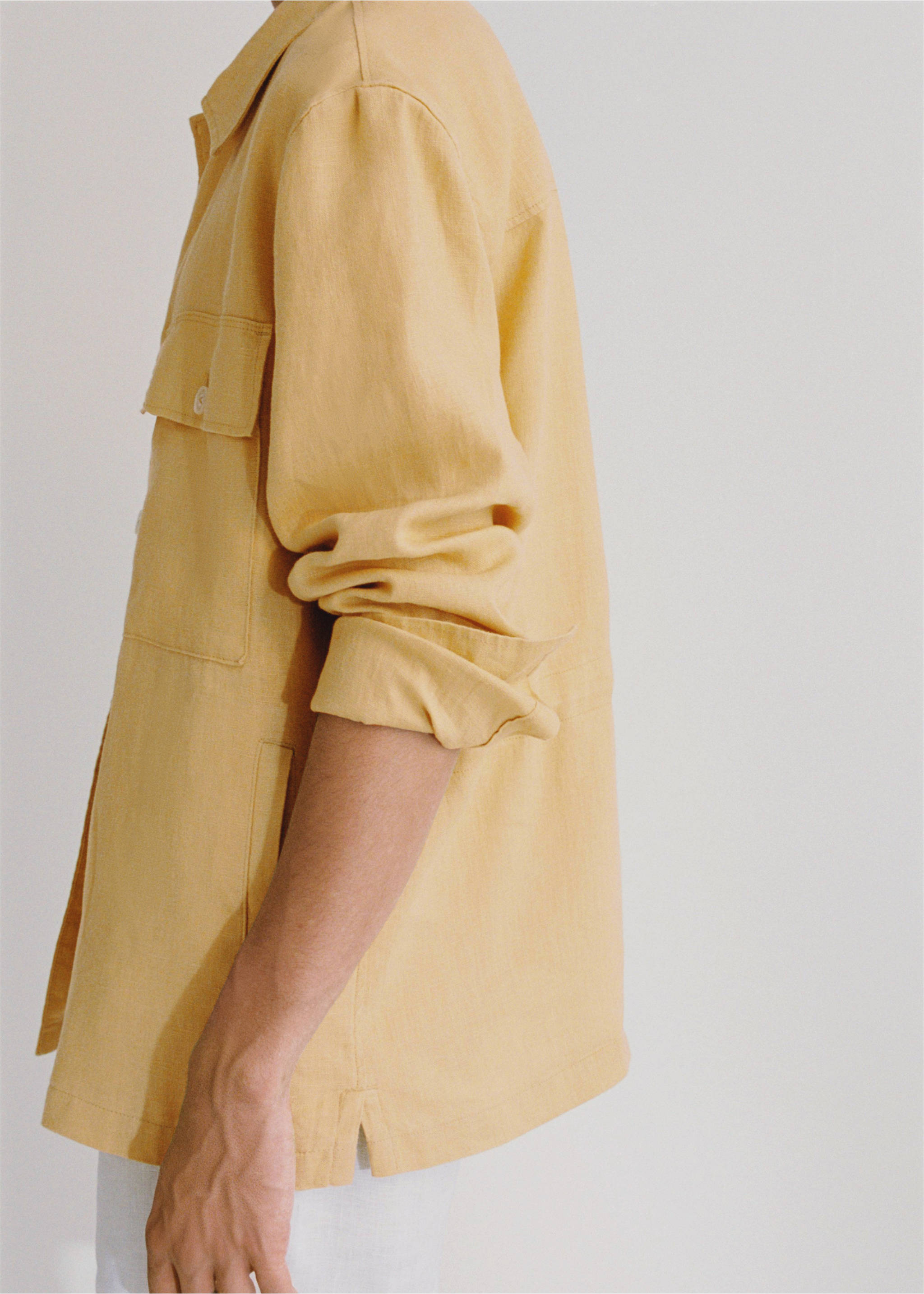 Sobrecamisa 100% lino bolsillos - Detalle del artículo 3, Amarillo pastel. Ref: 77010568-00.