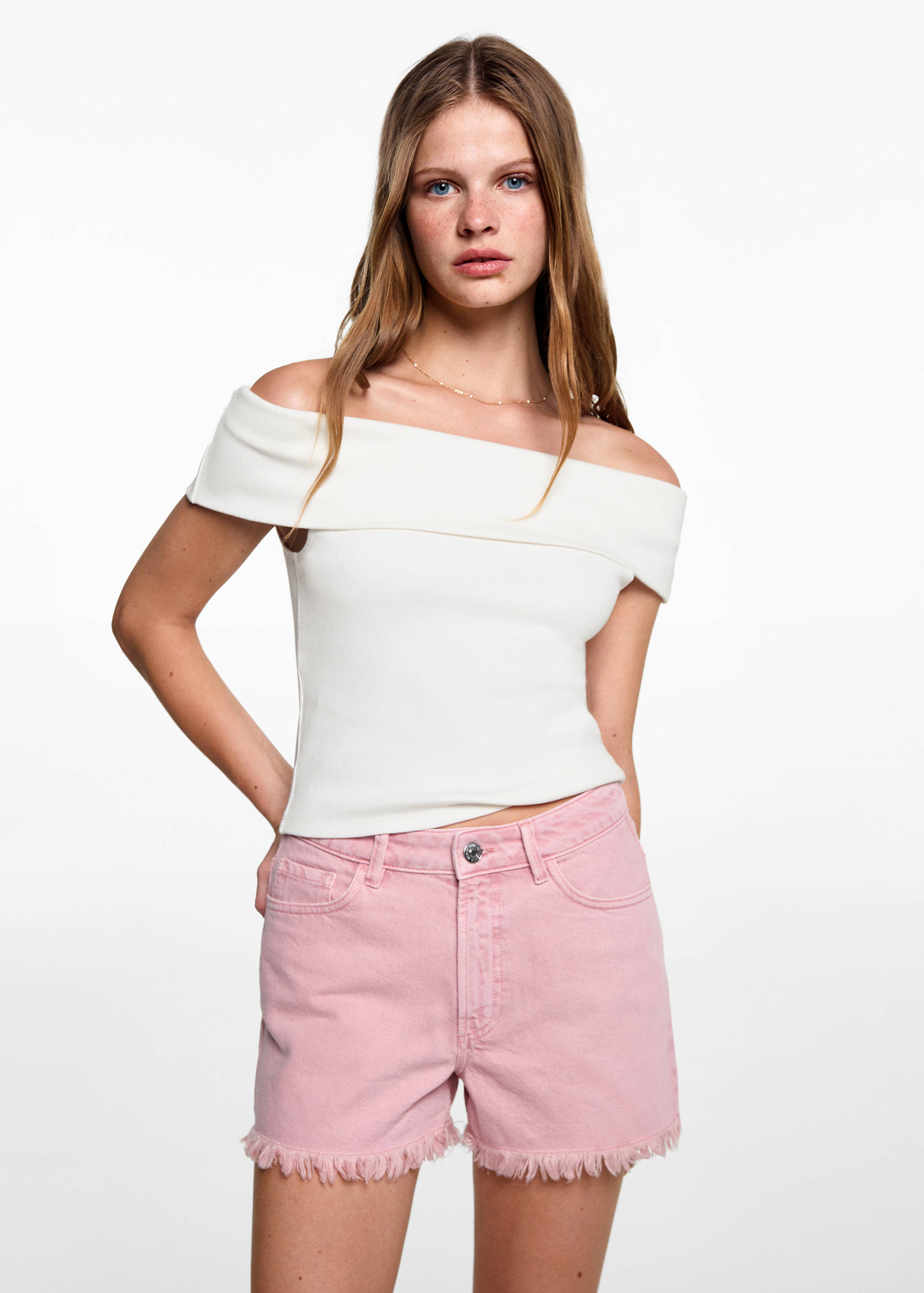 Top maille côtelée épaules dénudées - Plan moyen