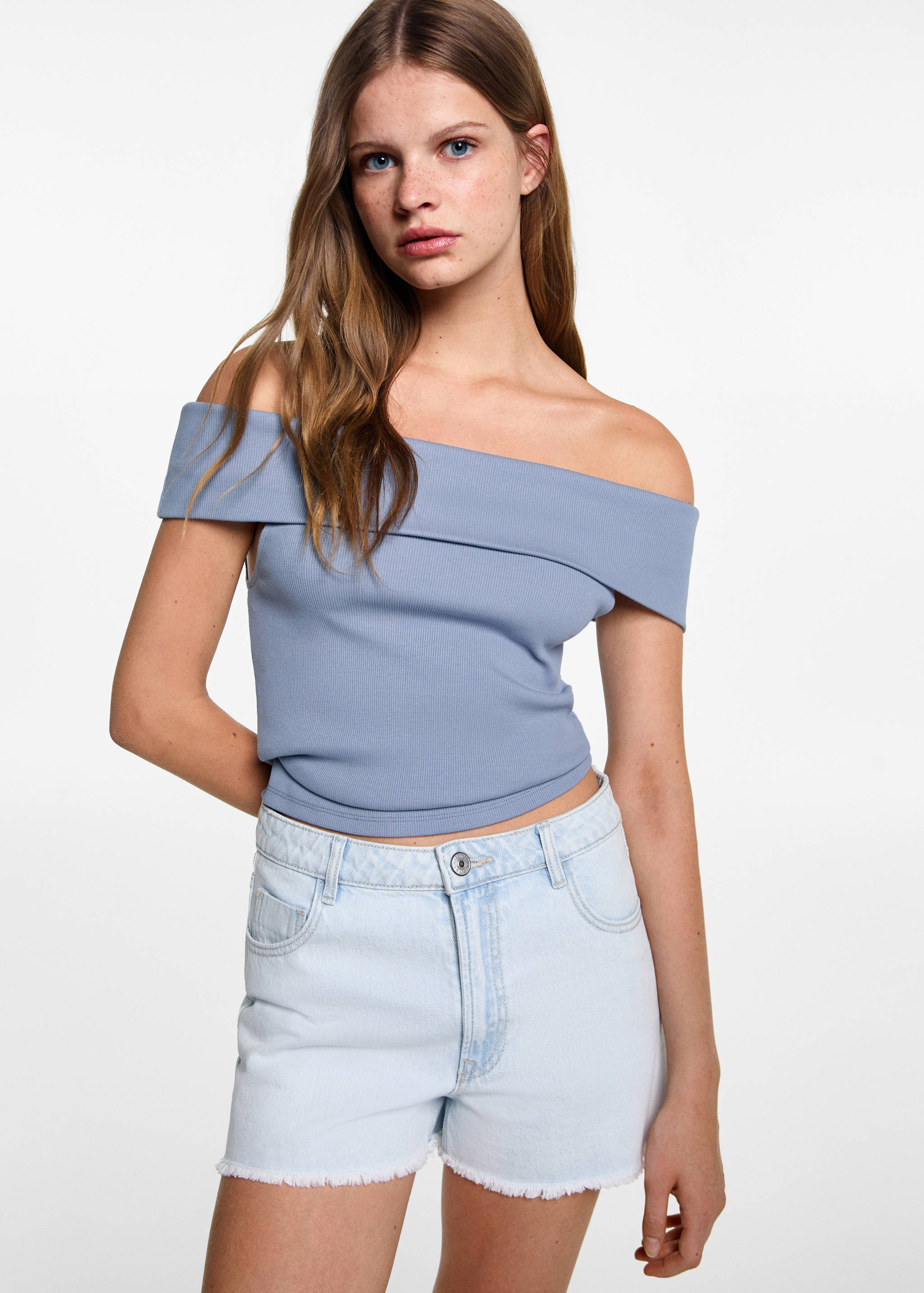 Top maille côtelée épaules dénudées - Plan moyen