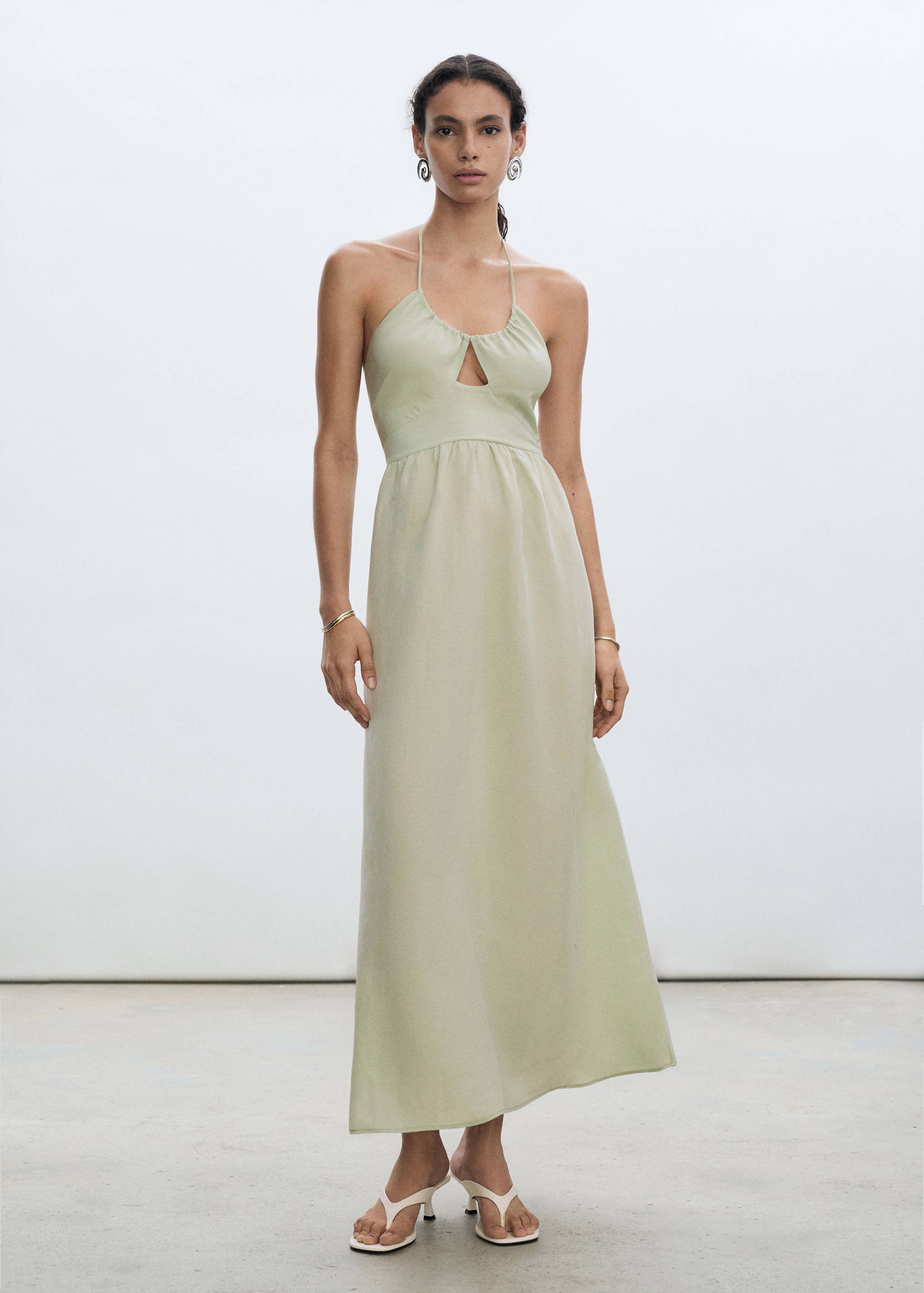 Long halter-neck dress - General plane